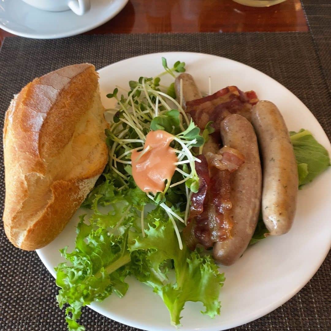 Isseki Nagaeさんのインスタグラム写真 - (Isseki NagaeInstagram)「Breakfast after surfing🤒🥴 #surftrip #surfinglife #beach #tropical #danang #breakfast #aftersurf  今朝の波はセットむねかたまずまず。たった1人で2時間やってお腹減った。ベトナムはご飯が美味しすぎ。ホテルのレストランはガーラガラです。」2月29日 11時01分 - isseki_nagae