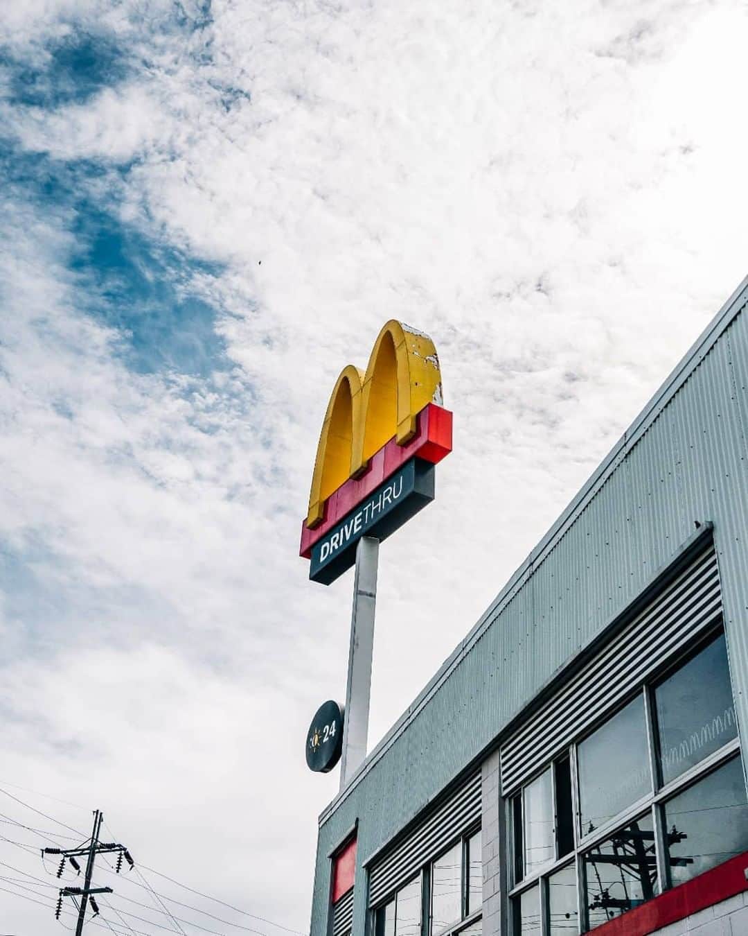 McDonald's Philippinesのインスタグラム：「Weekend’s here! Get your McDo fix at your favorite branch just like what @heymrhupa did! 😉」