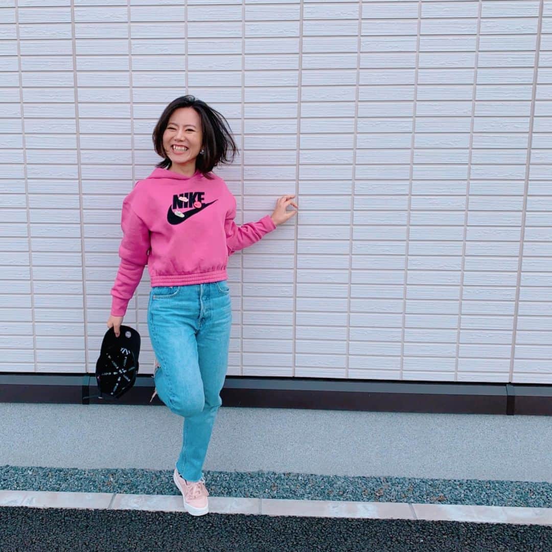 長嶺菜菜子のインスタグラム：「﻿ ピンクな気分👩🏽‍🎤👻🦄﻿ ﻿ ﻿ おニューのNIKEのパーカーとスニーカー👚👟﻿ ﻿ ﻿ これね﻿ めっちゃ可愛いんよ😗﻿ ﻿ ﻿ NIKEのとこがマジックテープになってて﻿ 付属のワッペンが取り外し出来るん👻﻿ ﻿ ﻿ 最高👩🏽‍🎤🦄﻿ ﻿ ﻿ 身長低いからスニーカーだと足が短く見えるんす泣﻿ 背伸びして撮ると毎回ブレブレ躍動感はんぱない👻﻿ ﻿ ﻿ ﻿ これから冬の名物﻿ あんこう鍋🥘を食べに行くぜぃ﻿ ﻿ ﻿ #NIKE好き﻿ #ピンクな気分﻿ #153センチコーデ﻿」