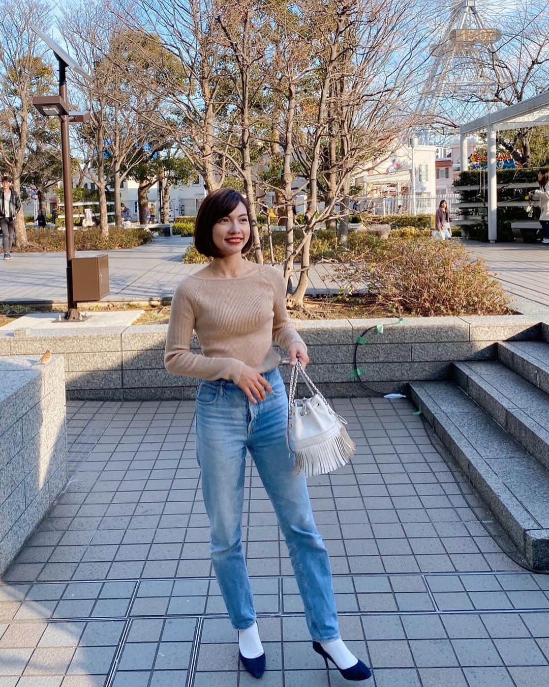 黒宮ニイナのインスタグラム：「昼間ちょっと暖かかった日☀️ 今年も花粉症に悩まされながらお薬飲んで生活しているけれど、お天気いい日なのにマスク手放せないし、顔がカピカピになるのは本当大変です😂 看護師のママ友が舌下治療があるよと教えてくれたので、今年の花粉が終わったら始めてみようかな！！ 息子も私と同じ花粉症なので、小さいの に可哀想で一緒に相談に行ってみようかな🍥  早いことに、4月から年長さんになる息子👦🏻 少しずつランドセルを見に行ってます✨本人はランドセルが嬉しすぎてなんでも良さそうなので、母が気になる色で長く使えそうなものを選ぼうと思ってます😁 ランドセル姿、なんだか感慨深いなぁ🥺💓 #ママ #2児ママ #男の子ママ #女の子ママ #3歳差育児 #3歳差兄妹 #ママコーデ #ママファッション #ママライフ #mama #mamacoordinate #mamafashion #mamalife」