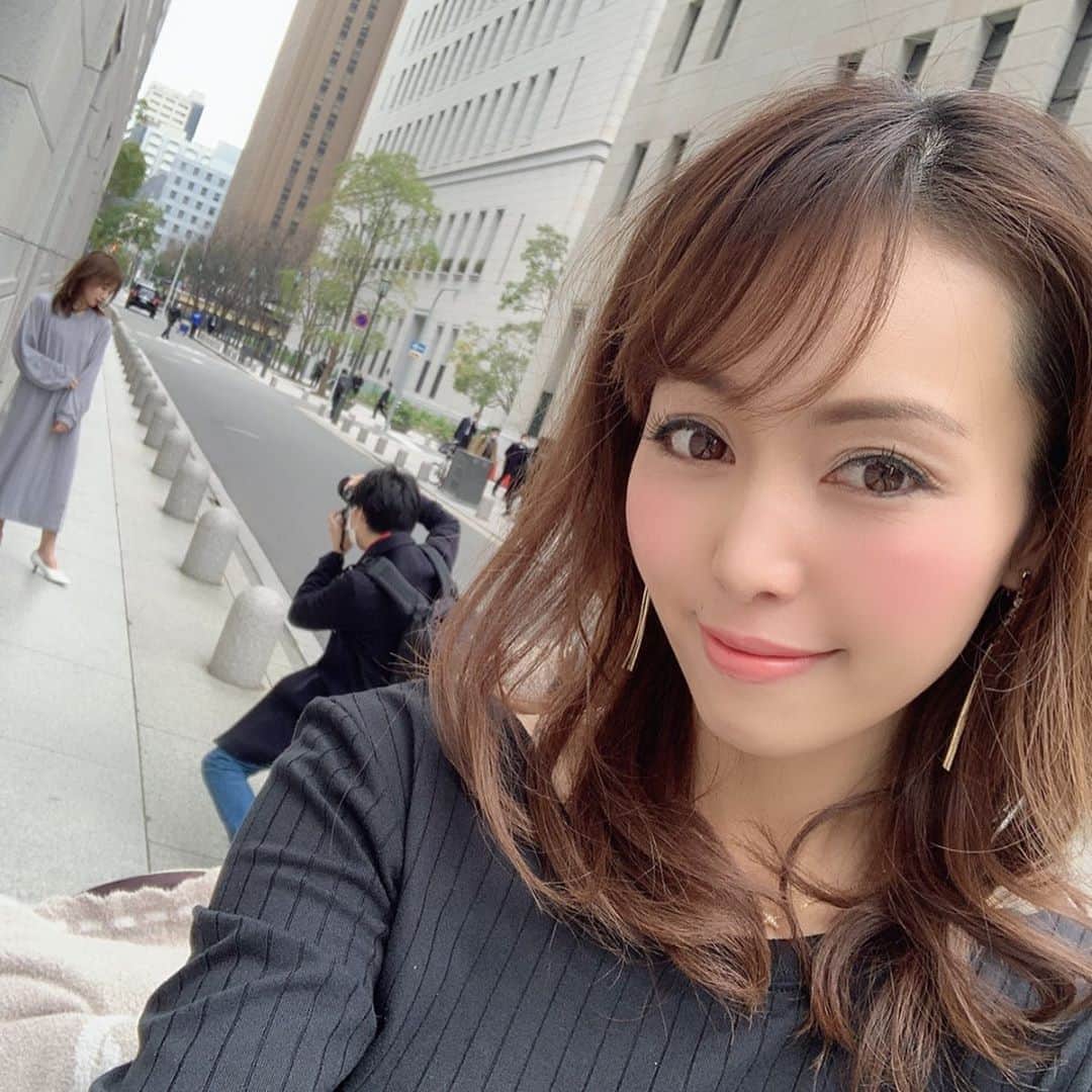 澤野井香里のインスタグラム：「大阪であやかちゃんと撮影でした📷✨﻿ 15年以上前から知ってくれてるなんて嬉しい限り🥺﻿ こんな可愛いくて小学生の2人の男の子ママなんて尊敬でしかない。 @ayaka.t2222 ﻿ ﻿ まだまだ寒いけど、程よいヘルシーな肌見せのトップスに光沢のあるスカート、早く春服欲しくなる(*^^*)🌸﻿ ﻿ Mもいい子で横で見守っててくれたけど待ちくたびれたのか終わって抱っこしたら寝落ちしちゃった💦　﻿ ﻿ 待っててくれてありがとう♡﻿ @lefua.closet ﻿ ﻿ #ks_20✨ #ks_osaka✨ #大阪　#撮影　#ママモデル　#春服　#コーディネート　#ファッション　#京都ママ #関西ママ #男の子ママ #女の子ママ #ママライフ #👶 #1歳 #M🍒_」