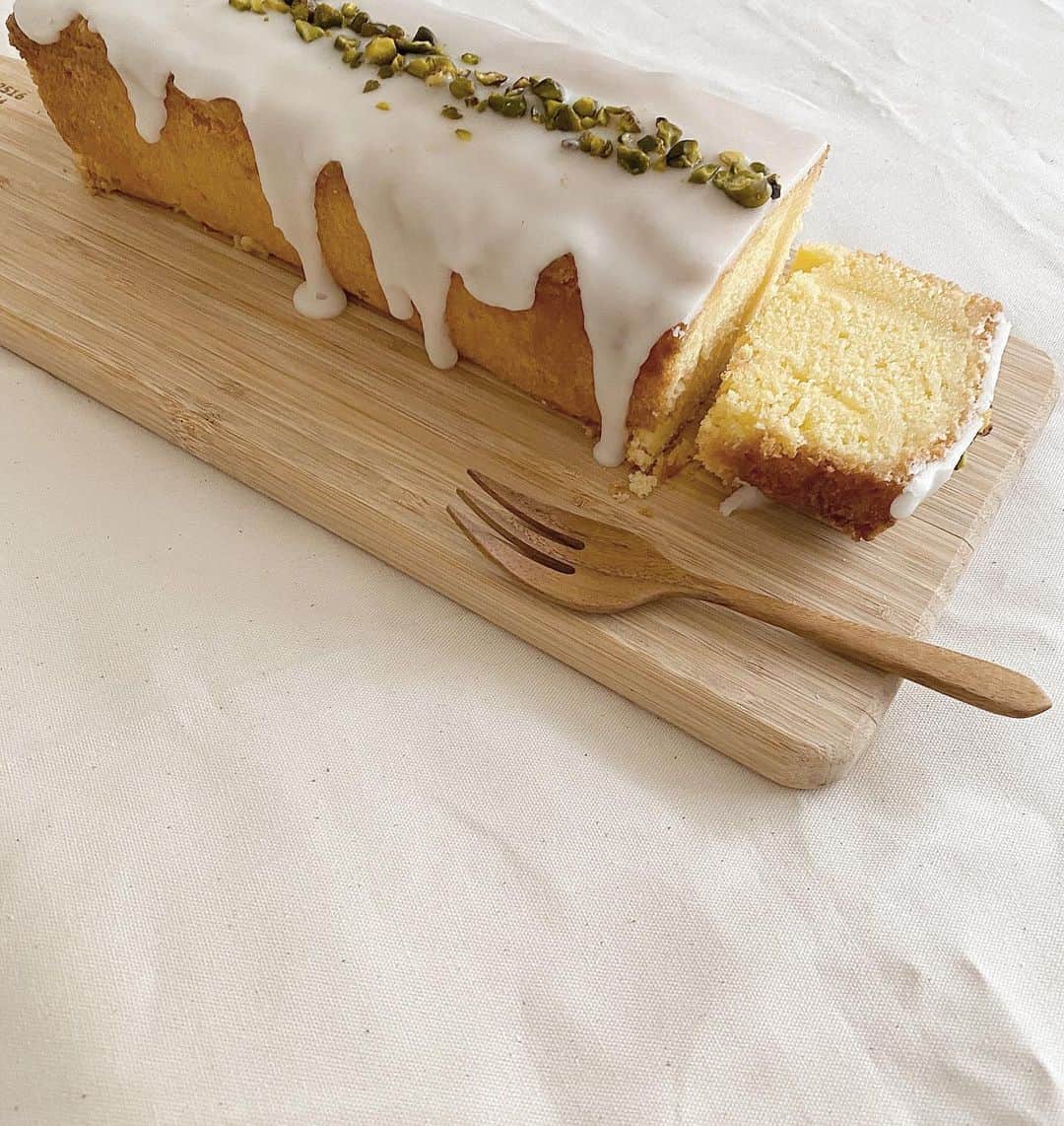 のインスタグラム：「. baked lemon cake 🍋𓂅𓂅  上のアイシングも酸っぱくて シャリってする食感がすき◯ . . ☑︎ recipe . . ○レモンケーキ . ・卵 2個 ・バター 100g ・はちみつ 30g ・グラニュー糖 70g ・レモンの皮としぼり汁 1個分 ・ベーキングパウダー 2g ・薄力粉 120g . ○ アイシング . ・粉糖 100g ・レモンのしぼり汁 20ml  1 バターをクリーム状に混ぜ はちみつを加えてさらに混ぜる  2 卵2個とグラニュー糖を混ぜ合わせる  3 1に2とレモンの皮&しぼり汁を加え 粉類も合わせてふるいホイッパーで混ぜる  4 160度のオーブンで50分焼く  5 アイシング材料を混ぜ合わせて作り 型から出して完全に冷めてから上からかける  #ウィークエンドシトロン  #レモンケーキ#お菓子作り #手作りお菓子#おうちカフェ #musa_cook」