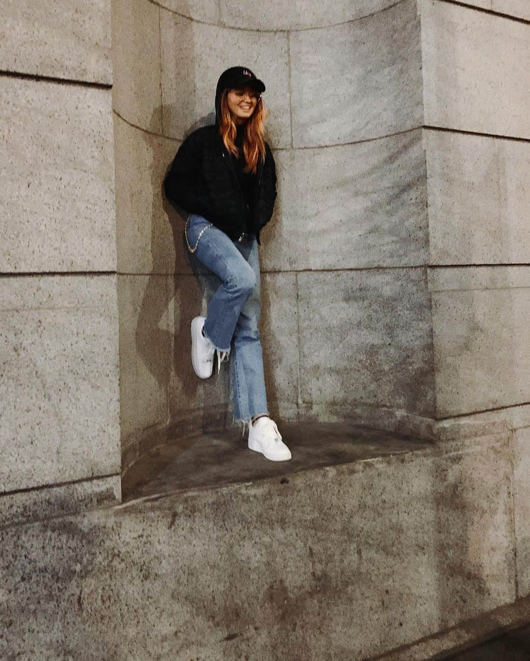 デビー・ライアンのインスタグラム：「moonlighting as a gargoyle, out here spooking off the evil spirits」