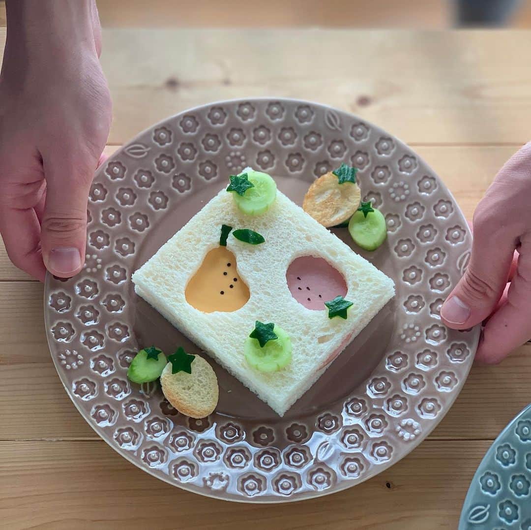 maki ogawaさんのインスタグラム写真 - (maki ogawaInstagram)「Strawberry and pear sandwich🤣﻿ ﻿ Using oval, star, pear and leaf shaped cookie cutters to make these. Stems are made from cucumber peel sliced thin. Rest of the cucumber is added to the salad.  #foodstagram #lunch #Japanese_food #japanfood #yummy #サンドイッチ　#ハムチーズサンドイッチ #パンランチ  #bento #お昼ご飯　#japanesecuisine  #japanesebento #お弁当記録 #料理好きな人と繋がりたい #pasco #敷島製パン #ナチュラルキッチン  http://www.facebook.com/cuteobento」2月29日 11時53分 - cuteobento