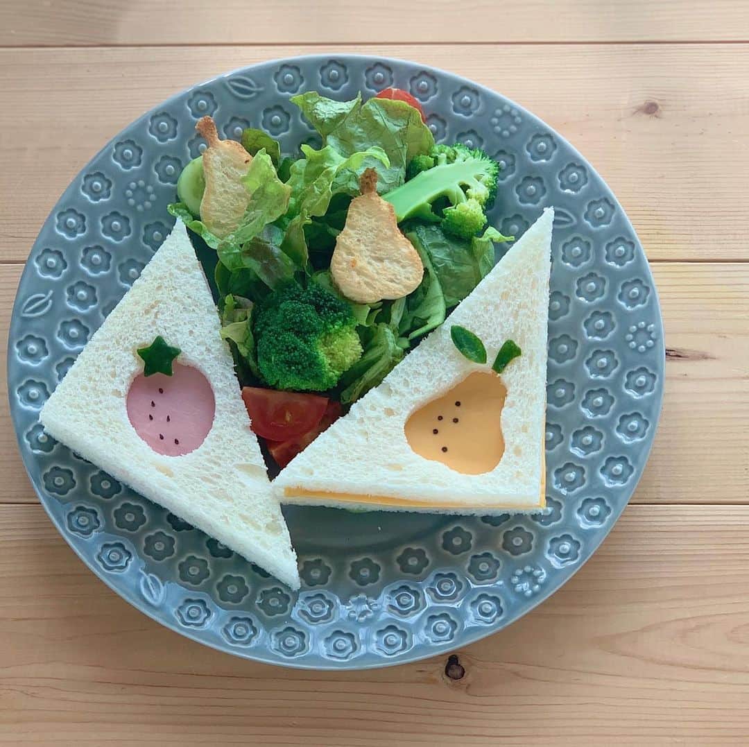 maki ogawaさんのインスタグラム写真 - (maki ogawaInstagram)「Strawberry and pear sandwich🤣﻿ ﻿ Using oval, star, pear and leaf shaped cookie cutters to make these. Stems are made from cucumber peel sliced thin. Rest of the cucumber is added to the salad.  #foodstagram #lunch #Japanese_food #japanfood #yummy #サンドイッチ　#ハムチーズサンドイッチ #パンランチ  #bento #お昼ご飯　#japanesecuisine  #japanesebento #お弁当記録 #料理好きな人と繋がりたい #pasco #敷島製パン #ナチュラルキッチン  http://www.facebook.com/cuteobento」2月29日 11時53分 - cuteobento