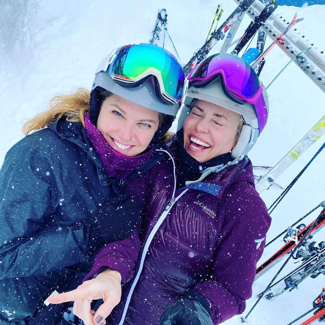 メアリー・マコーマックのインスタグラム：「Skiing with this lunatic is fun #whistler #iwearpants @chelseahandler」