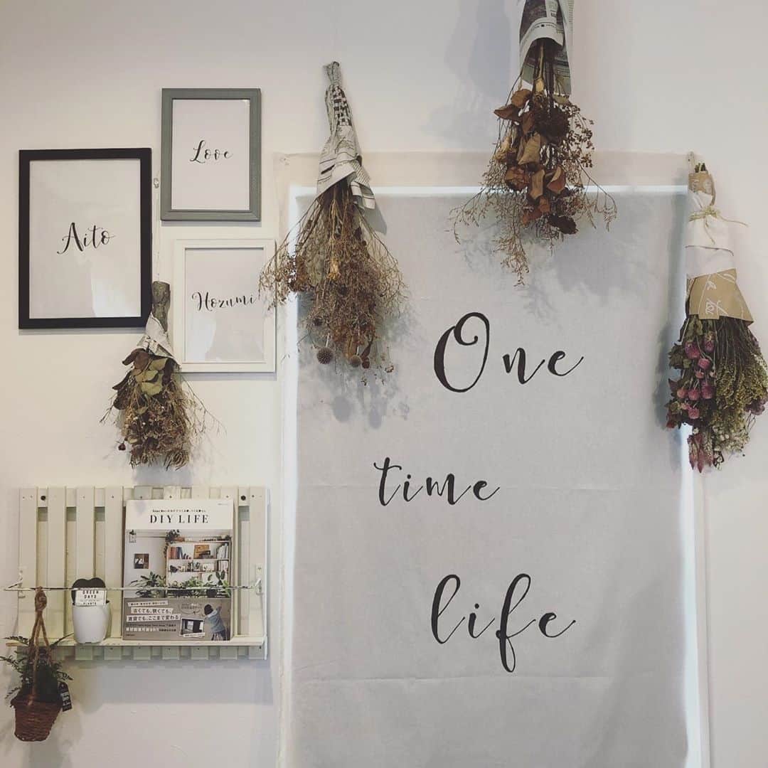 のインスタグラム：「❁ dried flower ❁⠀ ⠀ ⠀ ⠀ ⠀ ドライフラワー⠀ 各 300円(税込330円)⠀ ⠀ ⠀ ⠀ インテリアにオススメ◎⠀ 人気のドライフラワーが再入荷しております🌷⠀ ⠀ ⠀ ⠀ スタッフによるステキな投稿が多数ございましたので、本日は順次ご紹介致します🌟⠀ ⠀ ⠀ トップバッターは、ゆめタウン徳島店Reika(@3coins_tokushima.reika )です☺️⠀ ⠀ ⠀ ✎*。＿＿＿＿＿＿＿＿＿＿＿＿＿＿＿＿＿＿＿＿＿＿⠀ ⠀ ⠀ ⠀ 本日ご紹介するのは﻿⠀ コチラ💁‍♀️💖﻿⠀ ﻿⠀ 徳島店﻿⠀ 人気のドライフラワー💐﻿⠀ ﻿⠀ ﻿⠀ かすみ草やミモザなど﻿⠀ 6種類のドライフラワーが﻿⠀ 入荷しております❣️﻿⠀ ボリュームもあって﻿⠀ すっごく可愛いです❤️❤️❤️﻿⠀ ﻿⠀ ✍︎ドライフラワー 1束﻿⠀ 300yen + tax﻿⠀ ﻿⠀ ⠀ お部屋の中に﻿⠀ お花💐や緑🌿が﻿⠀ あると気持ちも明るく﻿⠀ なりますね💓﻿⠀ ﻿⠀ 私は玄関のニッチと﻿⠀ リビングにプラスしました☻*﻿⠀ ※ブーケは6束💐使用しています！﻿⠀ ﻿⠀ お部屋のコーディネートの﻿⠀ ポイントにいかがですか？❤️﻿⠀ ﻿⠀ 在庫/種類は各店舗異なります。﻿⠀ お問い合わせは各店舗﻿⠀ お電話にてお願い致します。﻿⠀ ﻿⠀ 徳島店﻿⠀ ドライフラワーは少量ずつの﻿⠀ 入荷ですので 気になる方は﻿⠀ お早目のご来店をオススメ﻿⠀ 致します。⠀ ⠀ #3coins #スリコ #スリーコインズ ⠀ #3coinsゆめタウン徳島店 #徳島 ⠀ #tokushima #プチプラ #プチプラコーデ #ドライフラワー #ドライフラワーのある暮らし #観葉植物 #マイホーム ⠀ #インテリア #インテリアコーディネート #シンプル #シンプルな暮らし #diy ⠀ #diy女子 #ニッチ #収納 #リビング #玄関 #お洒落さんと繋がりたい #タペストリー #手作り #部屋作り #メイクマイルーム⠀」