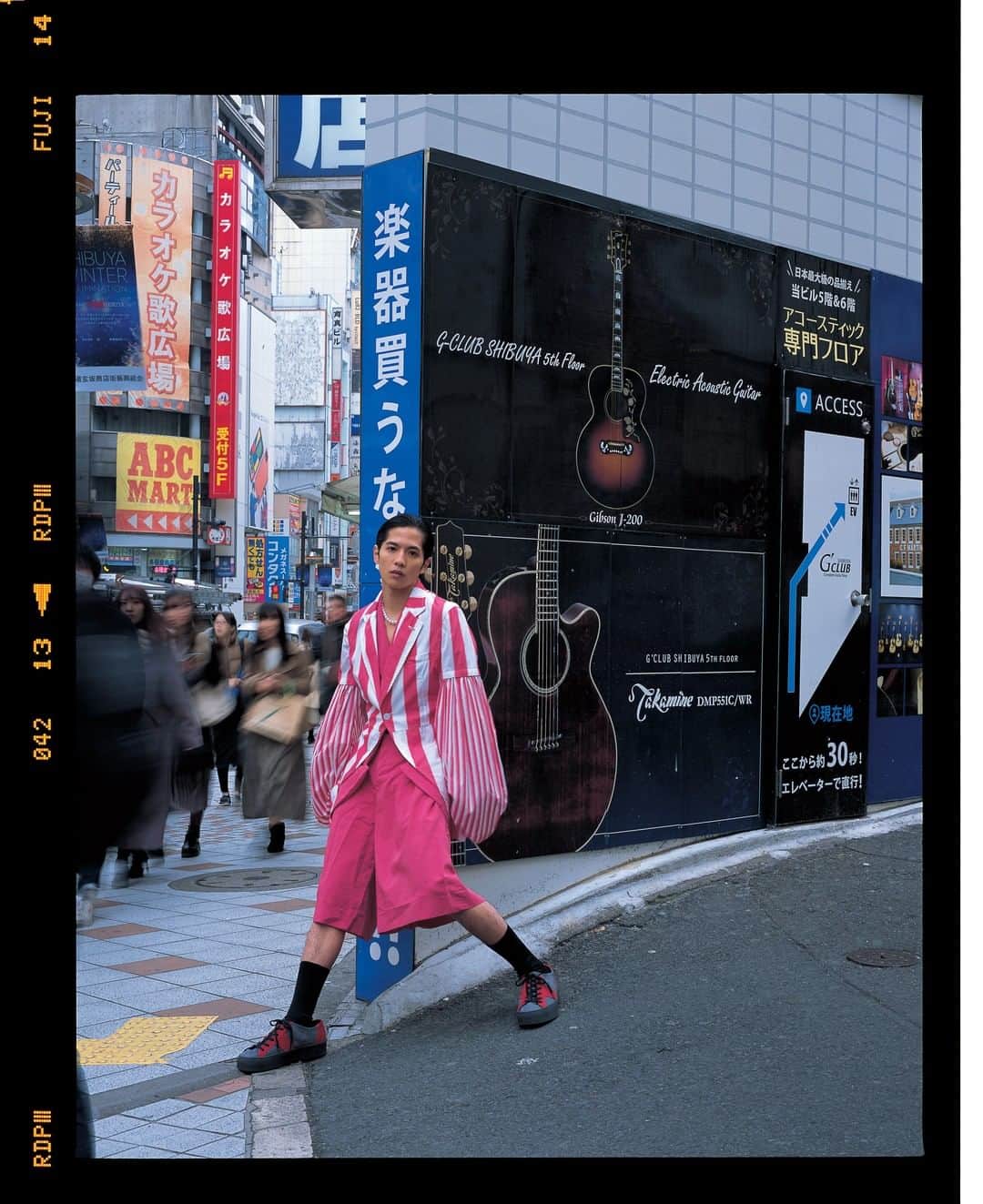 GQ JAPANさんのインスタグラム写真 - (GQ JAPANInstagram)「「自分にはこれが似合うなどと決めつけないで、世界は広いんだからいろんな色に染まってみたいと思いました」  俳優・志尊淳がスタイリスト・北村道子とコラボレーション。コム・デ・ギャルソン・オムプリュスのフェミニンなテーラードルックで中性的で高貴なムードを演出💃  Photo: Chikashi Suzuki Hair&Make-up: AMANO  #gqjapan2020年3月号 #JunShison #志尊淳 ##commedesgarconshommeplus」2月29日 12時00分 - gqjapan