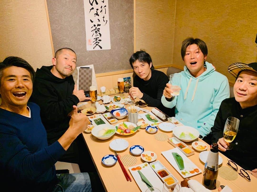 LITTLEのインスタグラム：「オーストラリアの友達とケツメの友達と。  明日3月1日「八王子少年〜春よ、来い〜feat RYOJI」配信！ここから買えます→ https://itunes.apple.com/jp/album/id1499124023?app=itunes  #オーストラリア #ケツメイシ #大蔵 #八王子 #八王子少年」