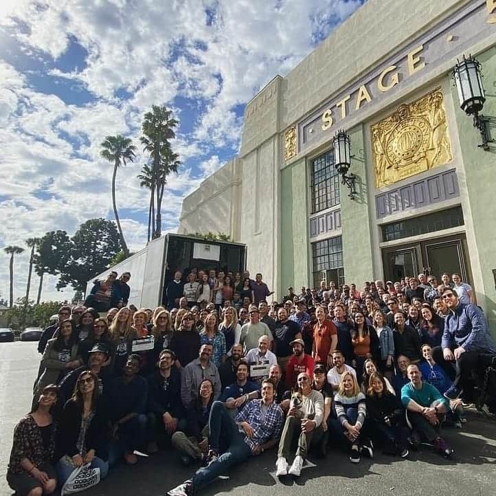 Nolan Gouldのインスタグラム：「Crazy to think that one week ago today we finished our final season of Modern Family. Still trying to wrap my head around it all. I'm going to miss playing Luke, and working with such a talented cast, and of course the free food and, you know, employment. But most of all I'm going to miss these people. I'm a better person for knowing each and every one of them. I'm not sure I'd be the same person today without their love and help as I grew up on a TV set. We couldn't have made this show without the best crew in Hollywood, or you guys watching us along the way. Thank you to everyone who supports our show and let us work on a dream job with our family and friends for 11 years.」