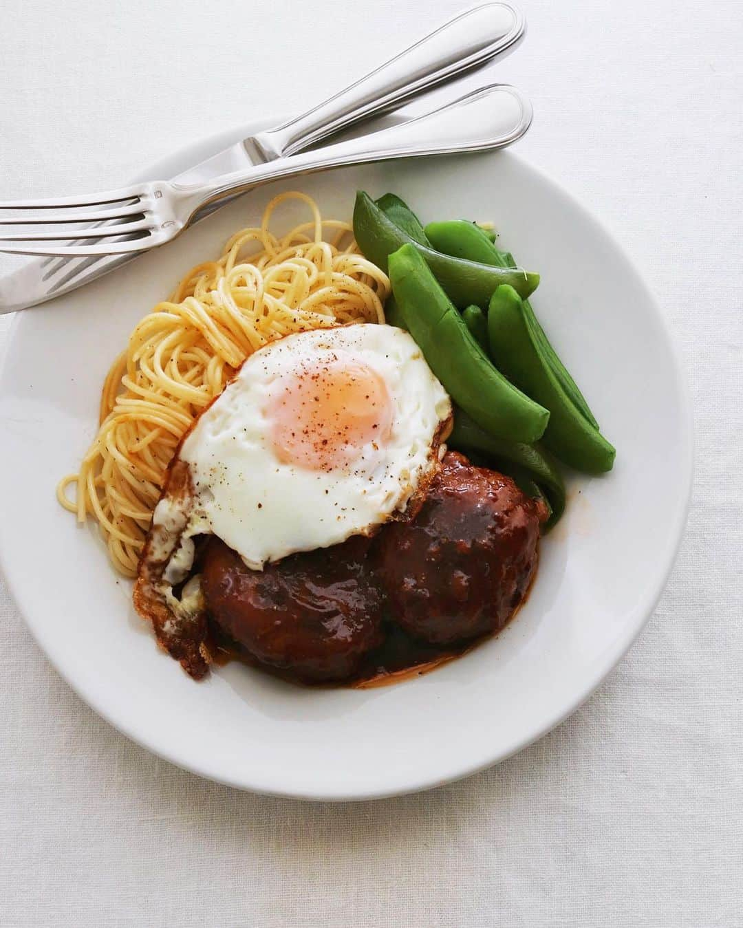 樋口正樹さんのインスタグラム写真 - (樋口正樹Instagram)「lunch plate . ランチの盛り合わせ。 ハンバーグ小２個に 目玉焼きをのっけて、 スナップエンドウと スパゲッティ添えて。 . . #ハンバーグランチ #ワンプレート #Hamburglunch #lunchplate #oneplate #oneplatelunch #lunch #dailyfoodfeed #eattheworld #foodielife」2月29日 12時31分 - higuccini