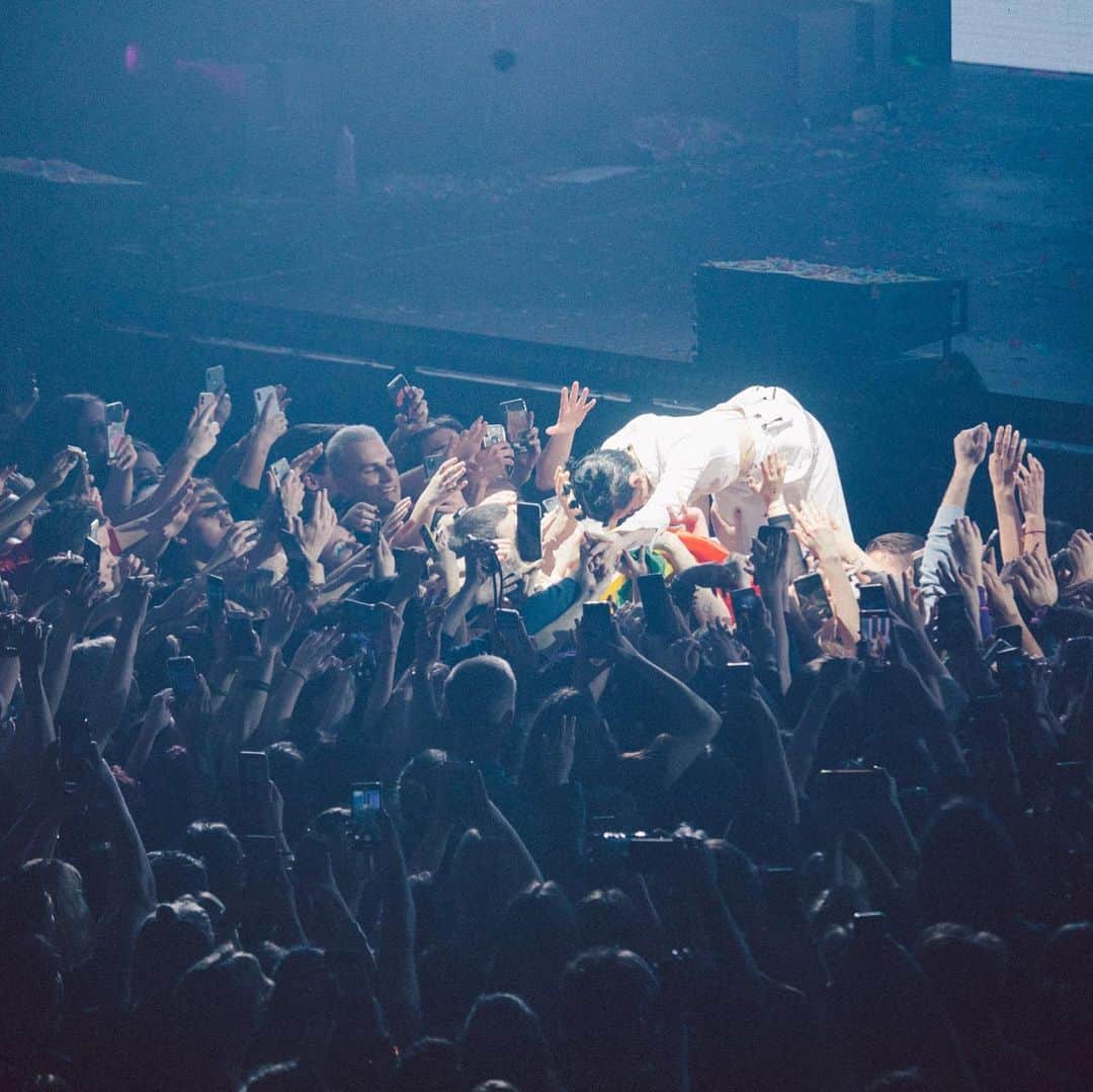 のインスタグラム：「You are the only thing. The only goodness. The only pure wholesome niceness. The rest of it fuckin SUCKS and I am BAD at it. But when I get on stage somehow it feels right. I don’t know why or how, but I see you and it keeps me going. Even though I wanna punch myself in the face most of the time. I started this journey because I wanted to be a hero, and I’ve spent too long in the story wondering why my character is the villain. I don’t trust the author anymore. 📸: @donslens」