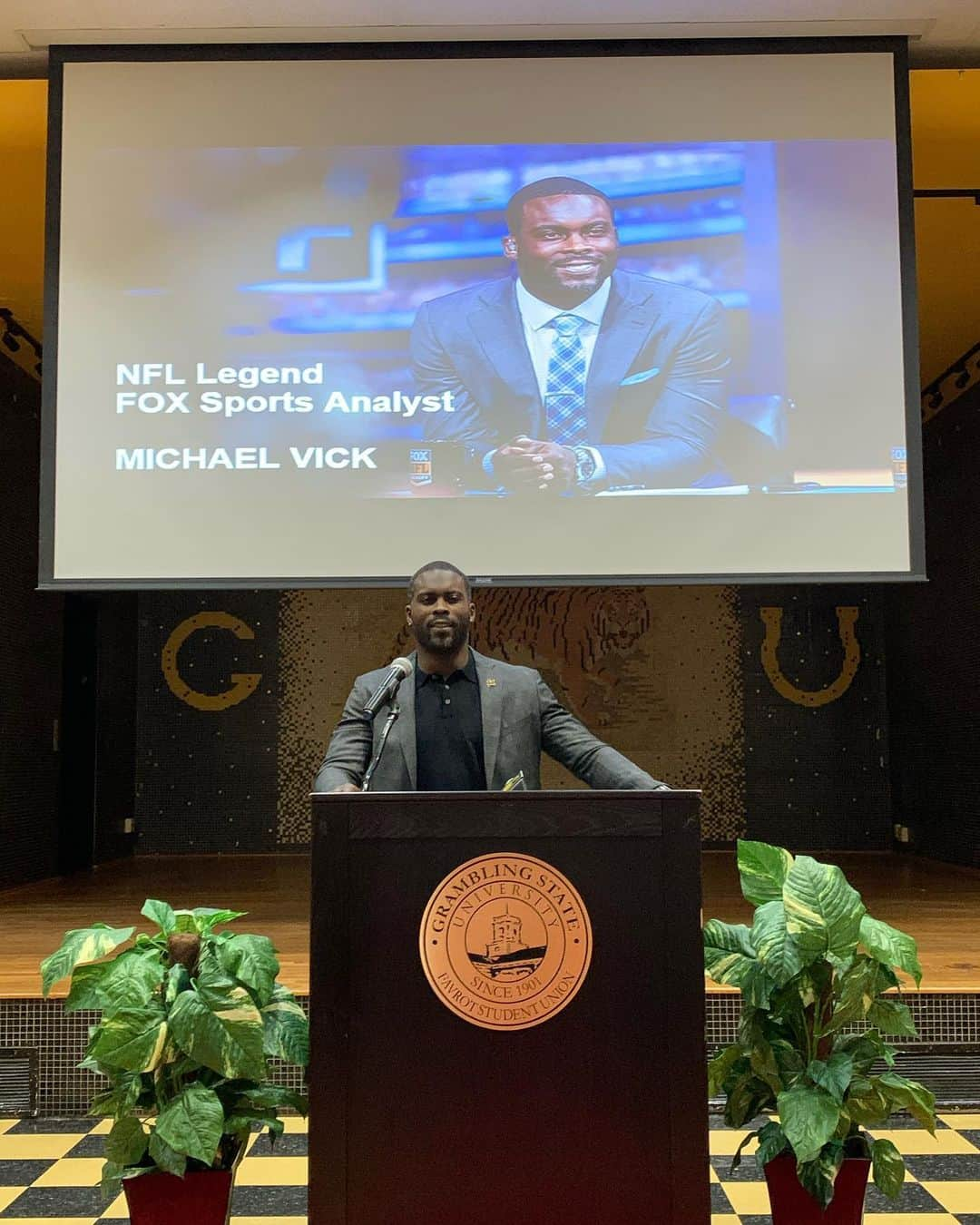 マイケル・ヴィックさんのインスタグラム写真 - (マイケル・ヴィックInstagram)「@Grambling1901 today was incredible! The rich tradition and the Eddie Robinson Museum was nothing short of amazing! Thank you! #TheEmpowermentTour #V7」2月29日 12時54分 - mikevick