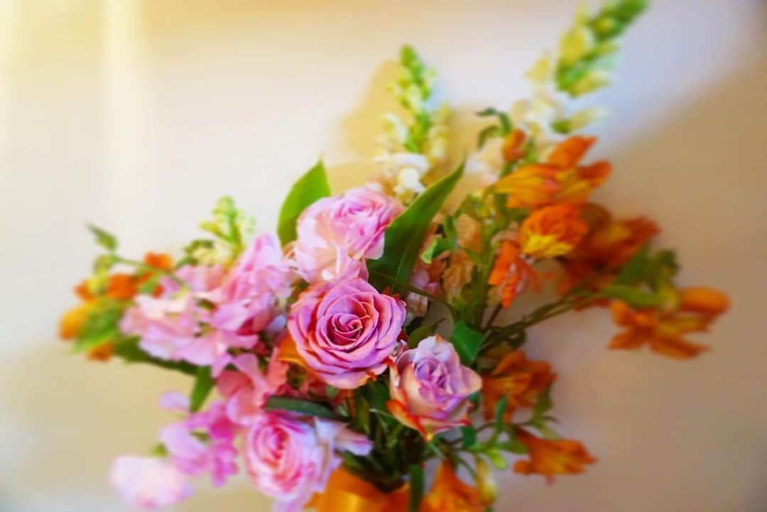 加弥乃さんのインスタグラム写真 - (加弥乃Instagram)「‪現場で頂いたすてきな花束、大切に生けました🥀♡‬」2月29日 12時48分 - kayano210