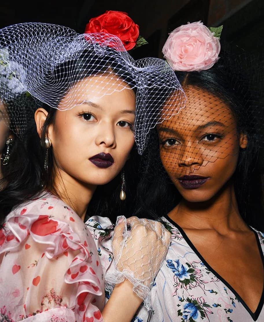 のインスタグラム：「Love @shupingggg_li and @hunkybunky_ backstage at the FW20 show. Ph: @narsissist. #rodarte」