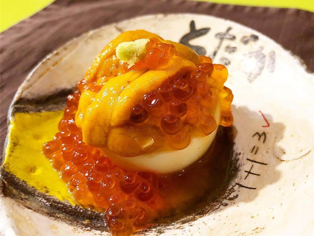 乾雅人さんのインスタグラム写真 - (乾雅人Instagram)「食堂とだか@西五反田 2021年7月までの予約が埋まっている(それ以降は一旦受付けておらず)小さな「食堂」 お声掛けいただき、幸運の再訪。 冒頭写真、これは「すき焼き」とのこと。こんなすき焼きあるのか 笑 至福のウニ・イクラ・オン・ザ煮玉子は溢れたイクラを次の「蛍烏賊の手巻き寿司」に載せて。 この日は「うなぎ」を食べてもらいたいと、津本式血抜きをした熟成鰻と一夜干し。 捌きたてが一番と言われるけど、それとは違う凝縮された旨味が素晴らしい。 毎回思うんだけど甘納豆チーズがとんでもなく美味い。 〆は炭水化物攻め。食べ終わったすき焼きのタレにご飯とそぼろ…オーラスはラーメン。 載せていない料理も含め15品。 前回は途中でギブアップ寸前だったので前日夜から食事抜きにして来て良かった。 塾長、ありがとうございました！」2月29日 13時02分 - inuimasato