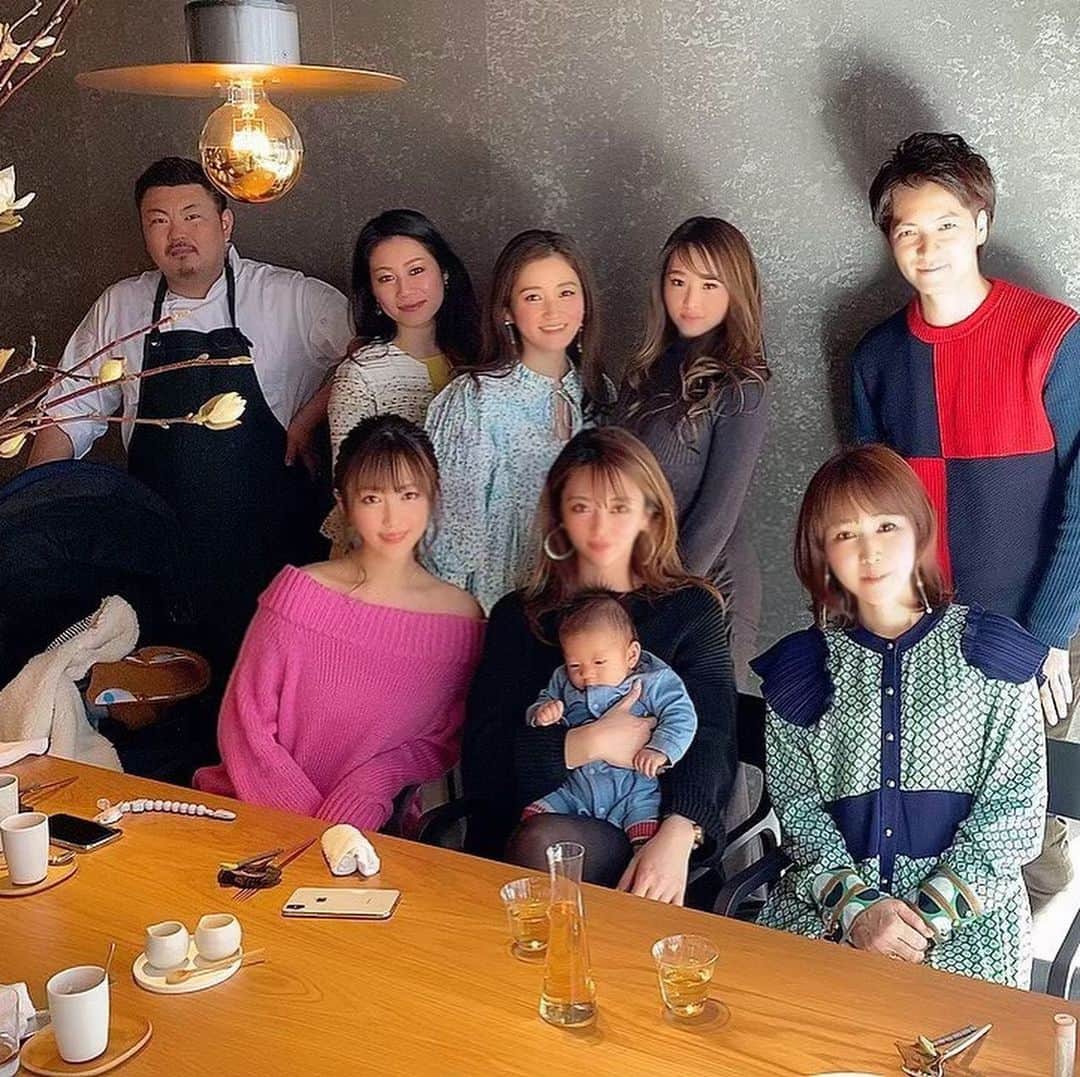 のインスタグラム：「くるみん @vegan.kurumi.shirakawa に誘ってもらって﻿ 日本初循環型レストラン「Funachef」が﻿ オープンしたということで行ってきました✨﻿ ﻿ オーナーシェフの船岡勇太さん @yuta11985 は﻿ 本田圭佑選手の専属シェフとして活躍されながら﻿ フードロスや環境汚染などへの考えがあり﻿ 食を通して伝えたい…という想いから﻿ このレストランをオープンされたそうです。﻿ ﻿ お店の内装や食材にもこだわりがあり﻿ 世界一の朝食で有名なレストラン﻿ billsのデザイナーによる廃材などを使用したお酒落な店内。﻿ ﻿ 地産地消で応援する農家さんからの﻿ こだわりの食材や一期一会で出逢った食材を使用したお料理。﻿ ﻿ 決められたメニューはなく﻿ その日のインスピレーションで作られる料理は﻿ フナシェフの想いが詰まった最高のお料理でした♡ ﻿ ﻿ @rikapanda.official﻿ @ayachi0120﻿ @izumi.hakamata﻿ @_tomo_s2﻿ @mami_terasawa﻿ @taiga_hayami﻿ ﻿ ----------------------------﻿ 【funachef】﻿ ﻿ 大阪市北区黒崎町6-4 2F﻿ ▶︎ 0664508565 (こちらの番号は3月10日から受付可)﻿ ▶︎lunch 6500円(税込)  dinner 13000円(税込)﻿ ▶︎定休日 ﻿ lunch→月・火﻿ dinner→日・不定休﻿ ▶︎JR天満駅より徒歩5分﻿ 地下鉄堺筋線扇町より2番A出口徒歩4分﻿ 地下鉄谷町線中崎町、天神橋筋六丁目より徒歩6分 ﻿ ﻿ ----------------------------﻿ ﻿ #funachef #日本初循環型レストラン #フレンチ #船岡勇太 #船岡勇太シェフ #大阪 #大阪グルメ #天満 #天満レストラン #天満グルメ #あやまろグルメ #あやまろ #フードロス」