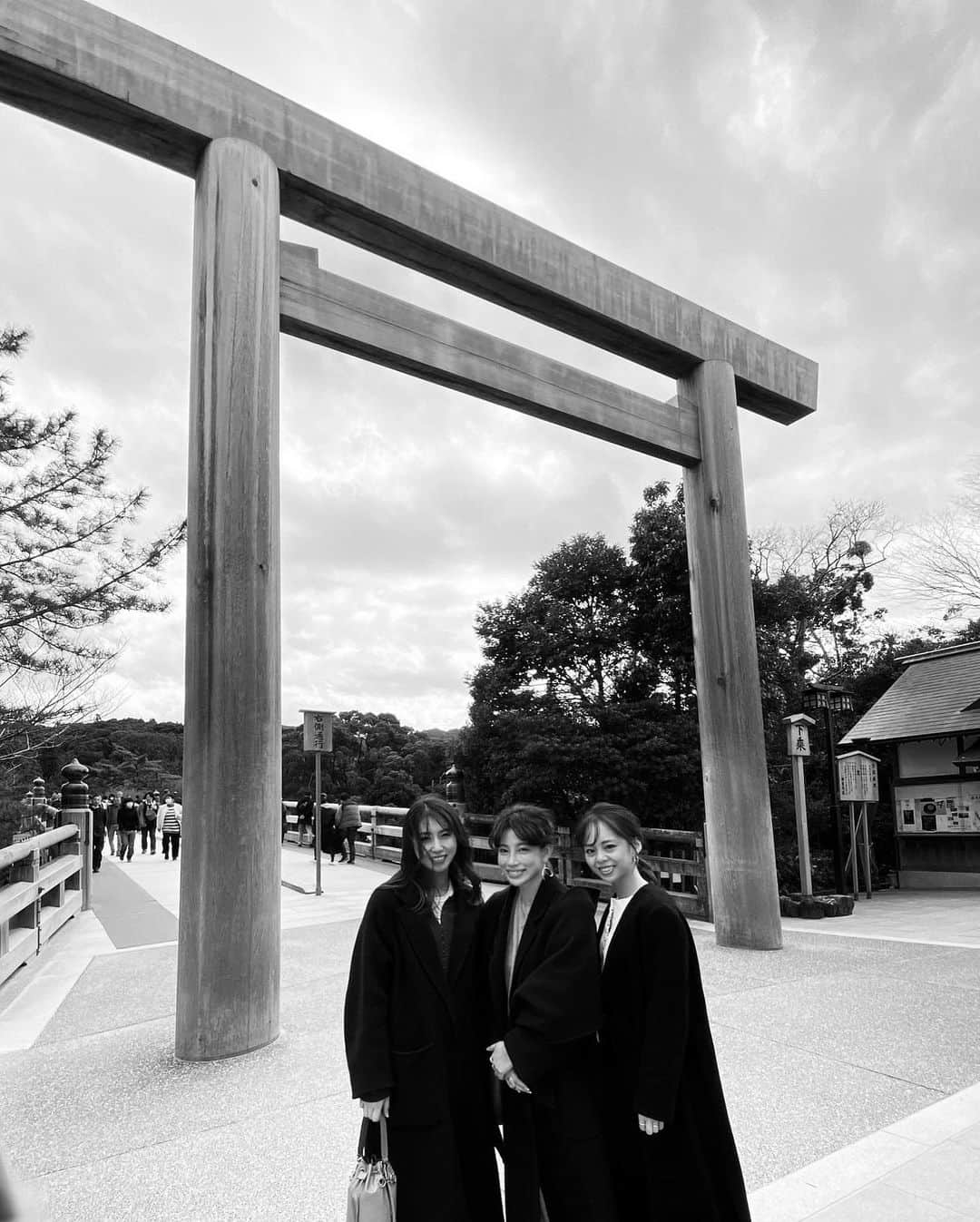 JUNNAのインスタグラム：「女3人1泊2日ぶらり伊勢旅  しっかり者の @saa_______yaa が事前の下調べをばっちりしてくれて🙏 現地では @mami_geerisz の運転で 雨だったけど回りたい場所を全部スムーズに回れて🙏  私は... 2人に甘え大満喫して食べて祈って幸せな旅。  #伊勢神宮#内宮#外宮#お伊勢さん #伊勢 #おかげ横丁 #週末旅行 #週末 #週末の過ごし方#猿田彦神社#佐瑠女神社#夫婦岩#赤福#女子旅」