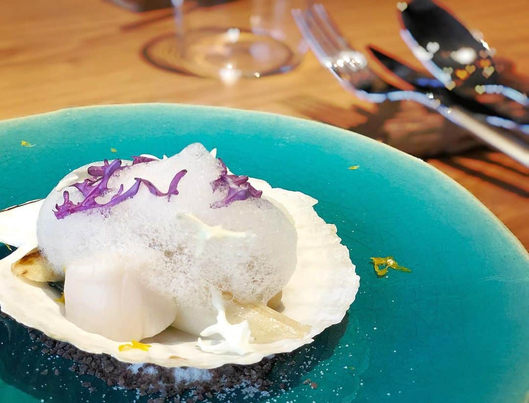 のインスタグラム：「もう、お料理が可愛すぎる…♡ ﻿ ﻿ なのに、美味しいの。﻿ 素晴らしすぎる。﻿ ﻿ 地産地消で応援する農家さんからの﻿ こだわりの食材や一期一会で出逢った食材を使用したお料理。﻿ ﻿ 決められたメニューはなく﻿ その日のインスピレーションで作られる料理は﻿ フナシェフの想いが詰まった最高のお料理でした♡ ﻿ ﻿ 絶対にまた行きたい。﻿ ----------------------------﻿ 【funachef】﻿ ﻿ 大阪市北区黒崎町6-4 2F﻿ ▶︎ 0664508565 (こちらの番号は3月10日から受付可)﻿ ▶︎lunch 6500円(税込)  dinner 13000円(税込)﻿ ▶︎定休日 ﻿ lunch→月・火﻿ dinner→日・不定休﻿ ▶︎JR天満駅より徒歩5分﻿ 地下鉄堺筋線扇町より2番A出口徒歩4分﻿ 地下鉄谷町線中崎町、天神橋筋六丁目より徒歩6分 ﻿ ﻿ ----------------------------﻿ ﻿ #funachef #日本初循環型レストラン #フレンチ #船岡勇太 #船岡勇太シェフ #大阪 #大阪グルメ #天満 #天満レストラン #天満グルメ #あやまろグルメ #あやまろ #フードロス」