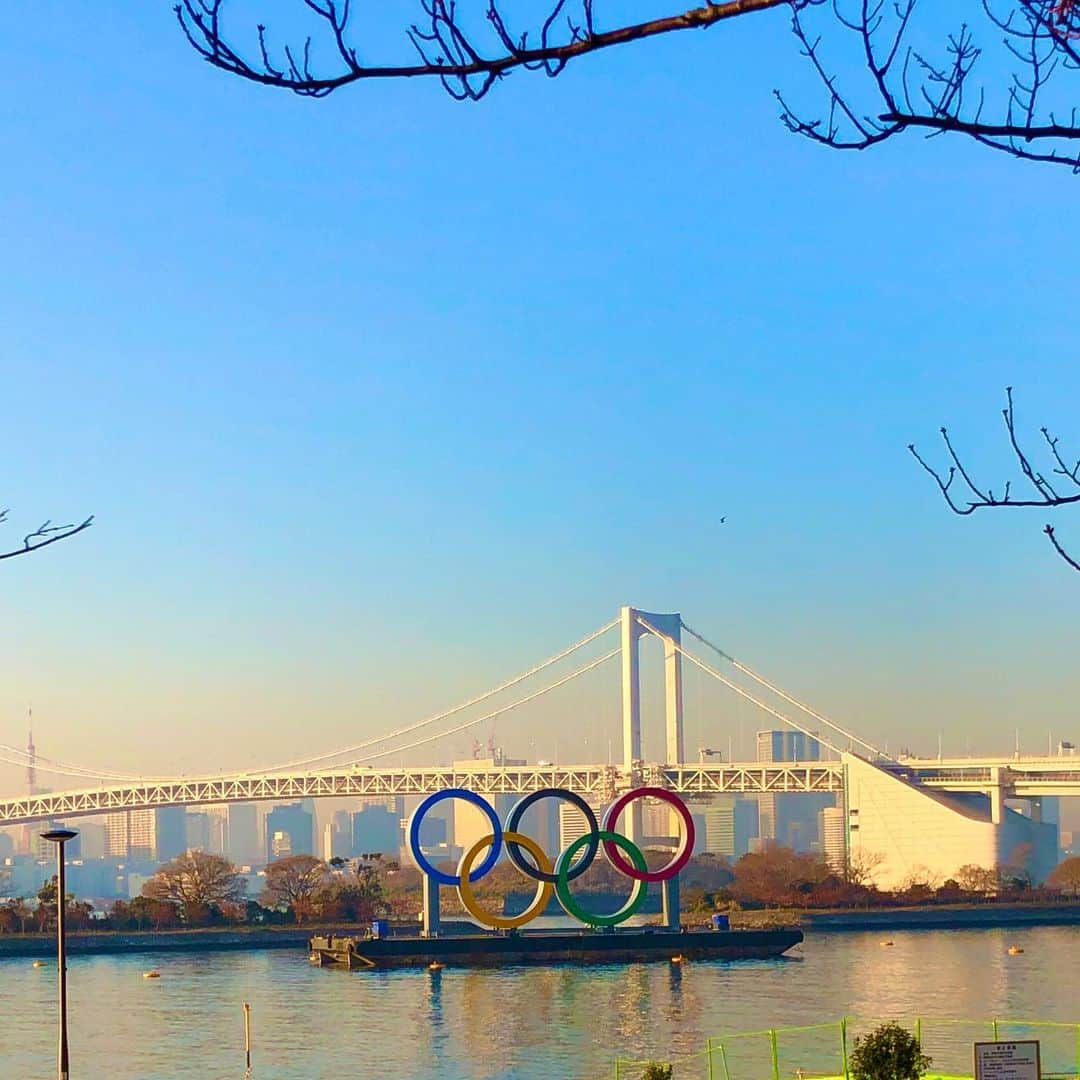 マイケル富岡さんのインスタグラム写真 - (マイケル富岡Instagram)「メディア、マスコミの報道、伝え方ひとつで国民のマインドが左右されてしまう…今一度 冷静に状況をふまえ やれる事は全てやり 世界に日本のリカバリー力を 素晴らしいさを伝える時! ポジティブマインド♡エネルギー♡免疫力♡ 『希望力』を再び！#トライアスロン会場前 #オリンピック #東京オリンピック #五輪 #お台場 #トライアスロン #レインボーブリッジ #東京タワー #フジテレビ #マイケル富岡 #俳優 #タレント #ポジティブマインド #エネルギー #免疫力 #praying #positivevibes #energy #actor #actorslife #love #tokyo #rainbowbridge #olympics2020 #triathlon #shooting」2月29日 13時15分 - michaeltomioka