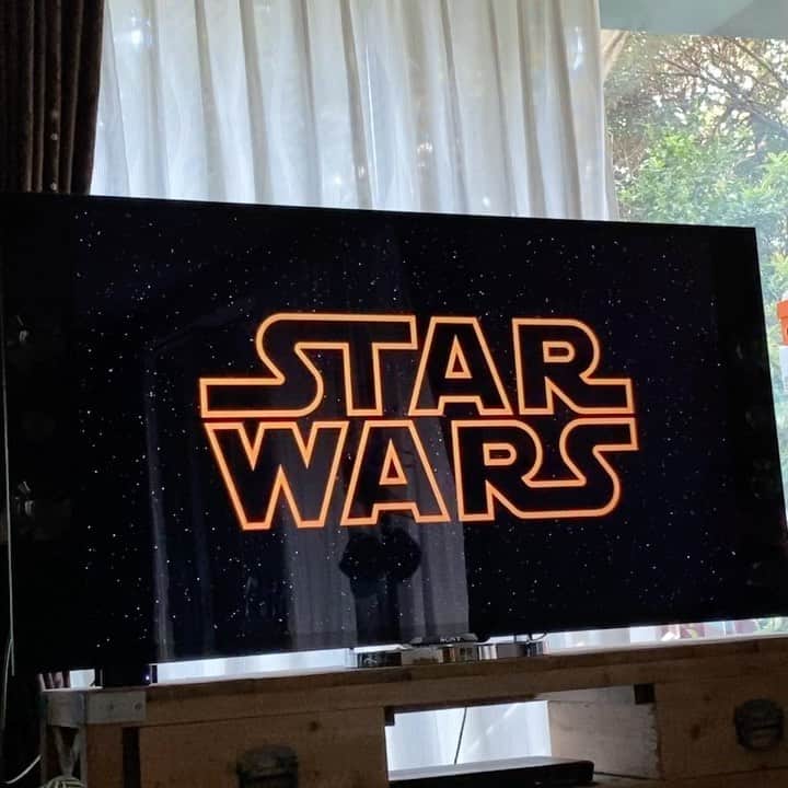 のインスタグラム：「ハン・ソロ順番違う！のご指摘を多く頂き、1を観ることに😎 #スターウォーズ」
