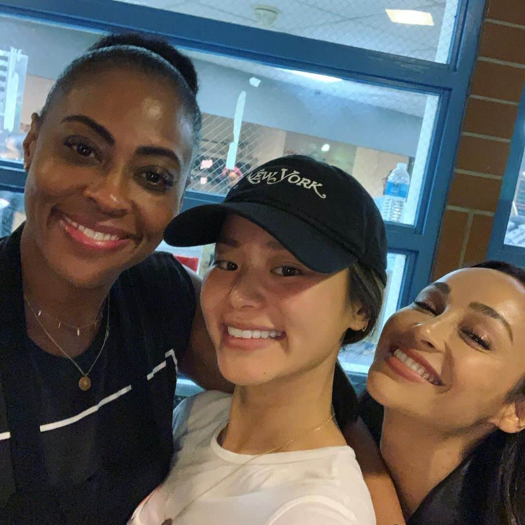 ジェイミー・チャンさんのインスタグラム写真 - (ジェイミー・チャンInstagram)「Over 250 meals served tonight at @hollywoodfoodco! Thank you to our team captain @nichelle for motivating us every last Friday of every month. This non profit has been serving dinner to those in need around the Hollywood area since 1984. Thank you to the volunteers from UCLA and USC and the regulars that show up every day, to meal plan, prep, deliver and donate!!! Thank you for giving back to our community xx #volunteer #hollywoodfoodcoalition」2月29日 13時36分 - jamiejchung