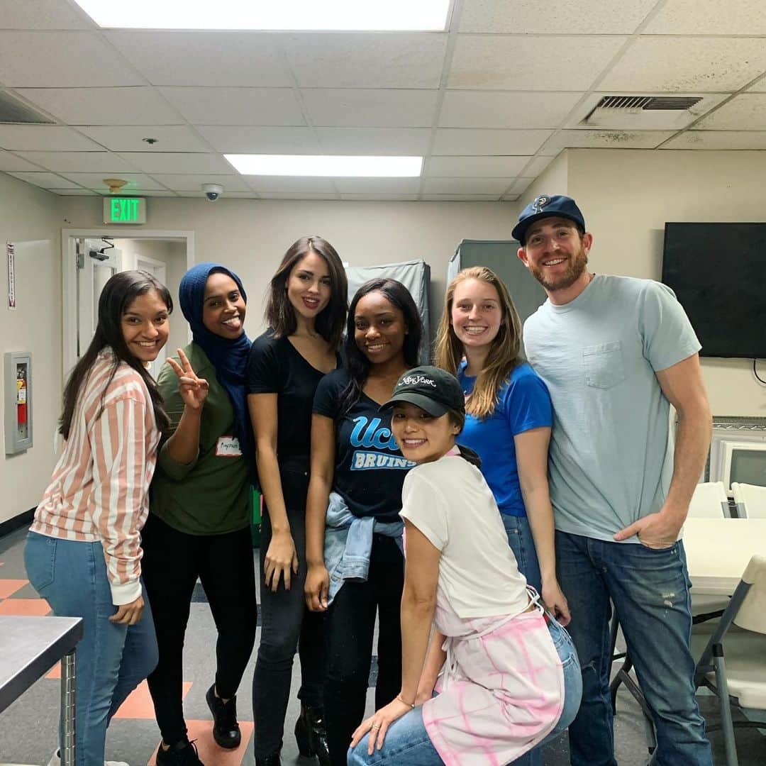 ジェイミー・チャンさんのインスタグラム写真 - (ジェイミー・チャンInstagram)「Over 250 meals served tonight at @hollywoodfoodco! Thank you to our team captain @nichelle for motivating us every last Friday of every month. This non profit has been serving dinner to those in need around the Hollywood area since 1984. Thank you to the volunteers from UCLA and USC and the regulars that show up every day, to meal plan, prep, deliver and donate!!! Thank you for giving back to our community xx #volunteer #hollywoodfoodcoalition」2月29日 13時36分 - jamiejchung