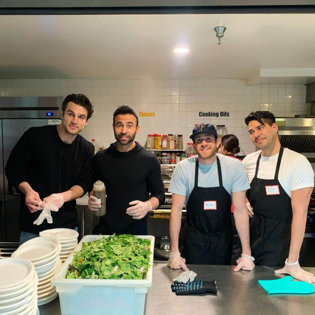 ジェイミー・チャンさんのインスタグラム写真 - (ジェイミー・チャンInstagram)「Over 250 meals served tonight at @hollywoodfoodco! Thank you to our team captain @nichelle for motivating us every last Friday of every month. This non profit has been serving dinner to those in need around the Hollywood area since 1984. Thank you to the volunteers from UCLA and USC and the regulars that show up every day, to meal plan, prep, deliver and donate!!! Thank you for giving back to our community xx #volunteer #hollywoodfoodcoalition」2月29日 13時36分 - jamiejchung