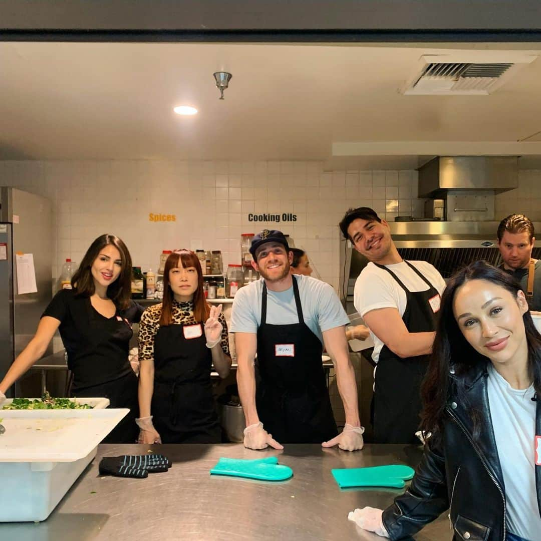 ジェイミー・チャンさんのインスタグラム写真 - (ジェイミー・チャンInstagram)「Over 250 meals served tonight at @hollywoodfoodco! Thank you to our team captain @nichelle for motivating us every last Friday of every month. This non profit has been serving dinner to those in need around the Hollywood area since 1984. Thank you to the volunteers from UCLA and USC and the regulars that show up every day, to meal plan, prep, deliver and donate!!! Thank you for giving back to our community xx #volunteer #hollywoodfoodcoalition」2月29日 13時36分 - jamiejchung