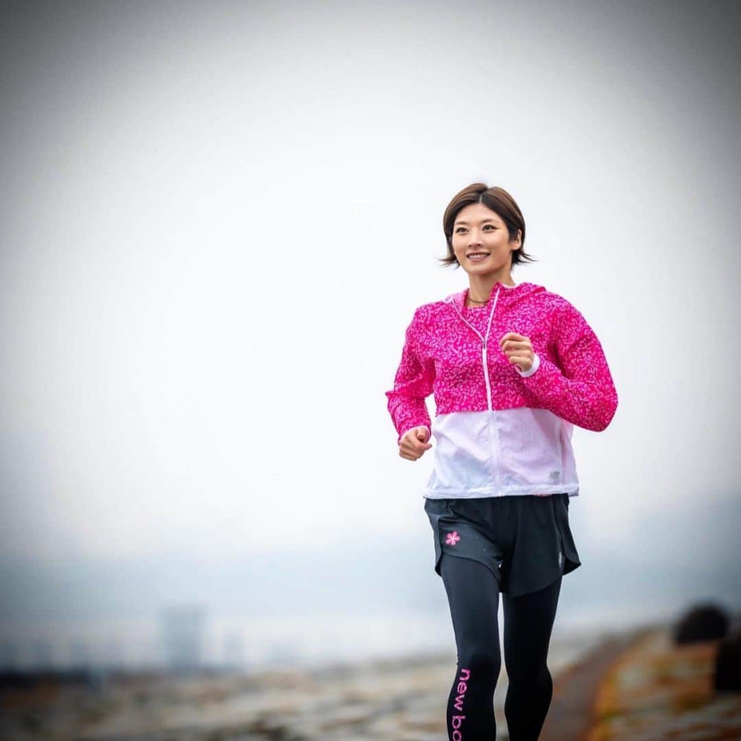西谷綾子のインスタグラム：「✴︎ どこで3時間切りに挑戦出来るかわからないけど‥ 目標は変わらないから🥺🥺 走れる喜びを噛み締めて🌸 ・ 今日は21.4kmをave4:12/kmで👍 2月走行距離255kmでした🙌 ・ BaSRC練習会3/20(金)以降から無事に開催出来るといいな‥😭 しばらく皆さんに会えないのは寂しいけど‥ お互い今出来ることを頑張りましょう🌟✊ ・ 📸しらぴょん🌸Thank you @shirapyonsports」
