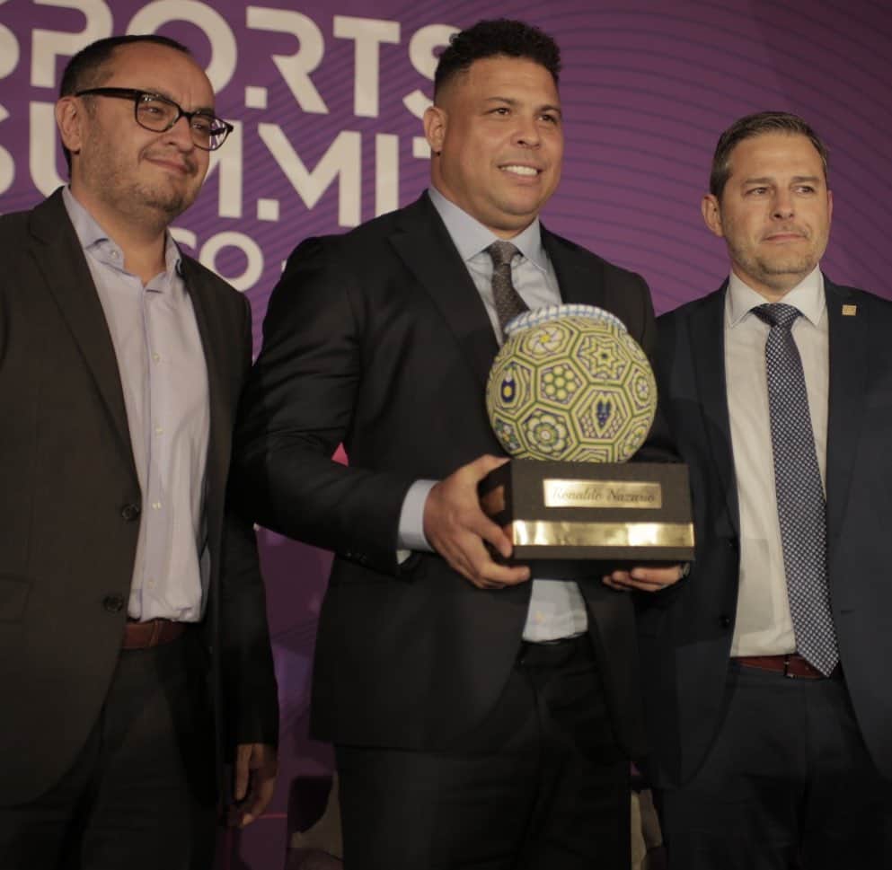 ロナウドのインスタグラム：「Gracias a @sports_summit. Ha sido un placer exponer nuestro proyecto en el @realvalladolid. Gracias también a la gente de México por tanto cariño y amabilidad. ¡Nos vemos pronto! 🇲🇽」