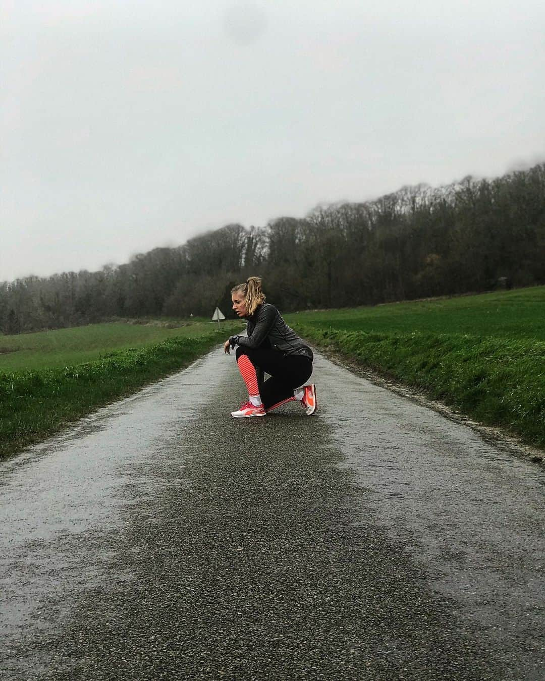 マリー・ギャヨのインスタグラム：「Over the hill to ending the week #Saturday #Windy 💨 #Training #Run #Countryside #NapTime」