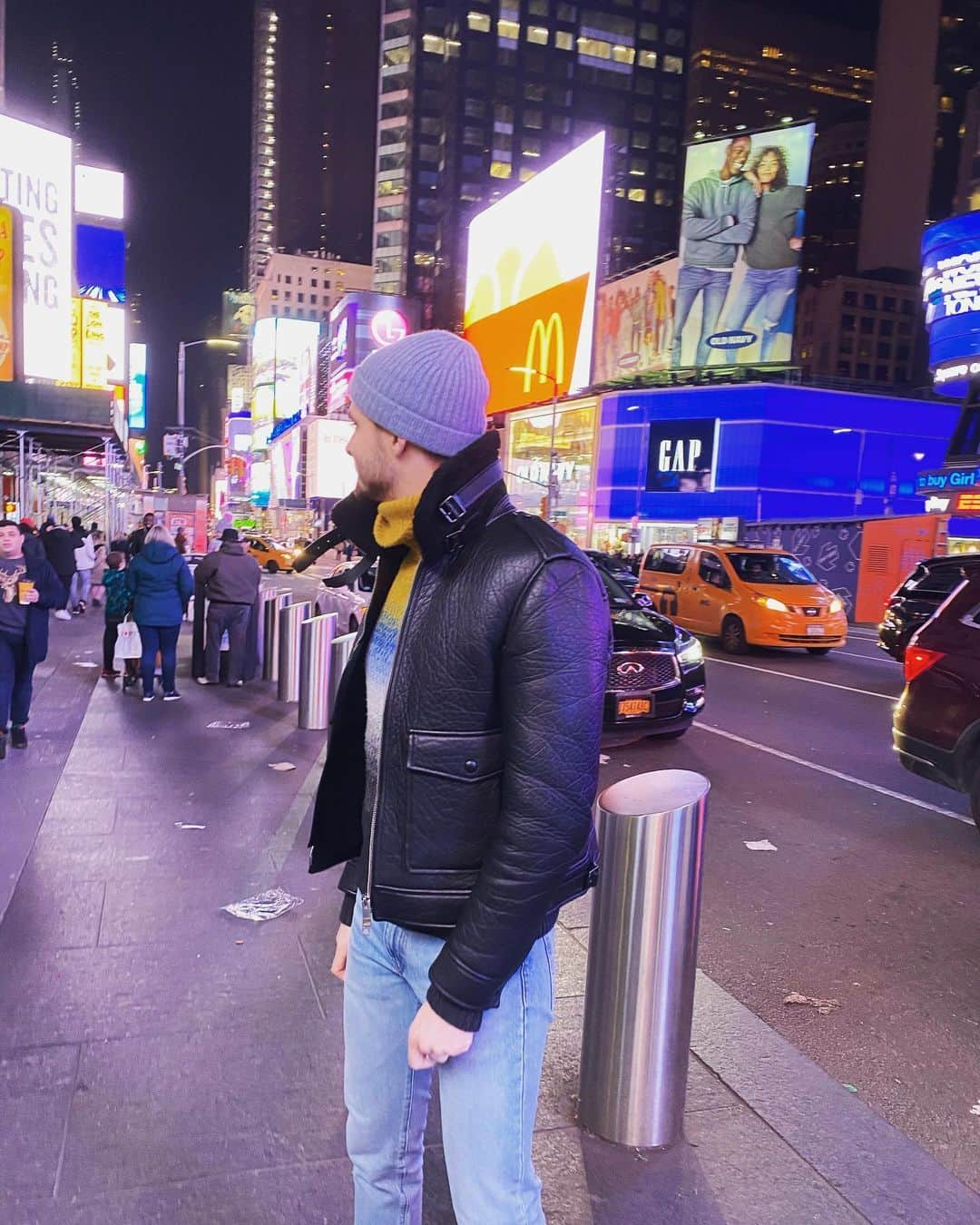 ジム・チャップマンさんのインスタグラム写真 - (ジム・チャップマンInstagram)「Day 1 in NYC with @sarah.tarleton. Super happy. Super jet lagged 🗽🌃🍏」2月29日 23時15分 - jimchapman