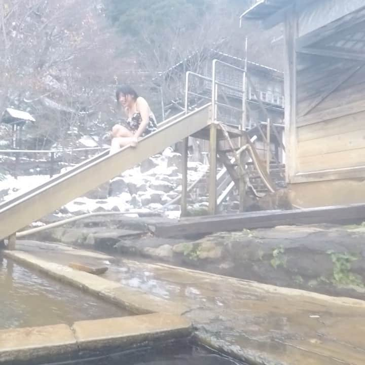 温泉はずきのインスタグラム：「#北温泉　#温泉プール　0109  雪の中の滑り台にうっちーが果敢にチャレンジ！w  こちらのホームページもよろしくお願いします！ http://onsen-hazuki.jp/onsen-report/  YouTubeもやってます。 湯めぐり女子ちゃんねる　で検索！  #温泉タレント　#溫泉 #hotsprings #온천 #混浴温泉 #bath #bathroom  #onsen♨️ #portrait #bad #spa #japanesegirls #bathspa #bathing #bathtime  #温泉モデル  #風呂 #お風呂 #onsen #温泉アイドル #銭湯女子 #onsenhotpools #quelle #thermalbad  #混浴 #温泉 #入浴」