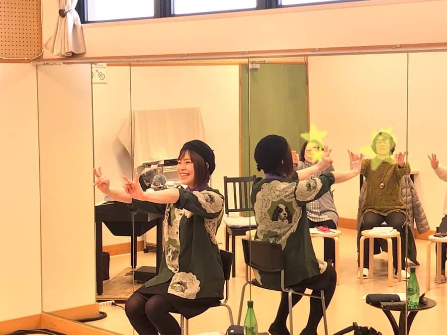 のインスタグラム：「なんとも不穏な世の中になってしまい心が傷んでおりますが…  この状況下におきまして、日々私と関わって下さる生徒様方が歌う事にて少しでも心温かくなって頂けておりましたなら。幸いです🙇‍♂️💦🙏 現在担当させて頂いておりますグループレッスンなどに関しましては、主催者様のご判断によりましての開催中止が相次いでおります🙇‍♂️ 今後も自分に出来る事を日々見極めながら、適切な行動をしていければと思っております🙇‍♂️ 各担当レッスンの開催情報に関しましては、ブログにて発信しておりますのでご確認の程よろしくお願い致します。  #笑顔」