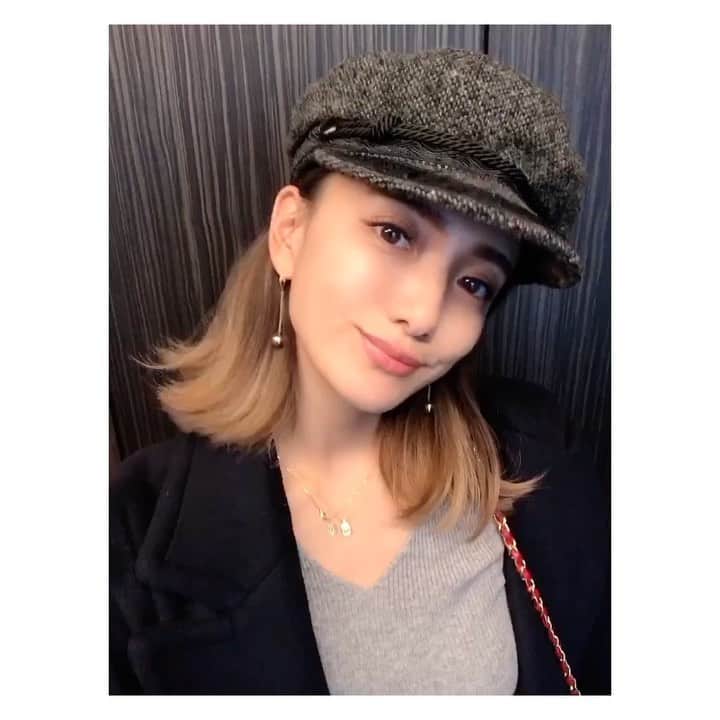 谷口紗耶香のインスタグラム：「最近始めた　毎日の　コーディネートUP #stories 😎✨ ・ 特に撮ってくれる人もいない日常なので🙌🏽笑 一生懸命　自撮り🤳してまっす❣️ ・ (たまに忘れるけど) ・ 投稿にも残そうかなっと🙋🏼‍♀️ ・ #ootd #casquette >> @ca4la_official  #coat >> @ujoh.official  #knit >> @duras_official  #denim >> @alexanderwangny  #socksboots >> @zara  #bag >> @chanelofficial ( @vintageqoo )」