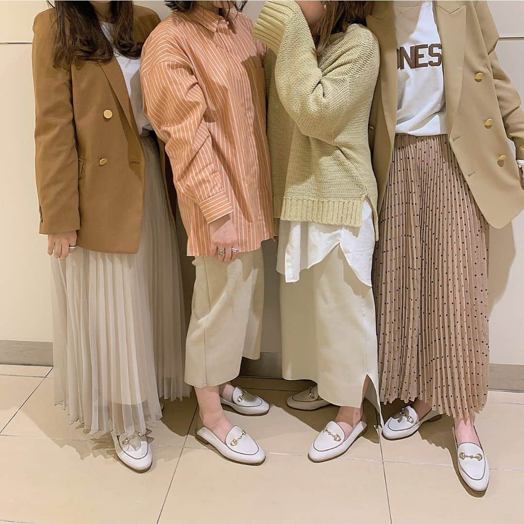 ukapiのインスタグラム：「⠀ ⠀ ⠀ 可愛くて、お洒落な3人と🤍 大好きすぎて寂しい！！ ⠀ 移動しても頑張ってね😭🤍 そしていつでもルクアに帰ってきてね！ ⠀ 最後は皆でお揃いのバブーシュ🦔 ⠀ ⠀ #letalon #ルタロン#ルタロンルクア大阪店 #バブーシュ#ローファー」
