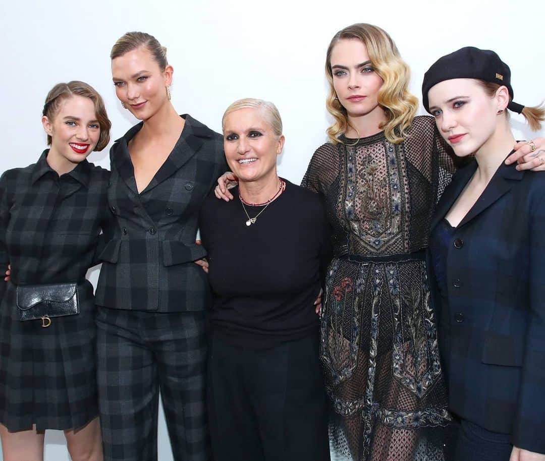 カーラ・デルヴィーニュのインスタグラム：「Who run the world?」