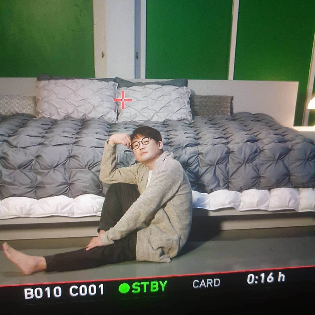 キム・ガンヒョンのインスタグラム：「영남누나랑 즐거웠던 촬영...참 고마워요~~^^ #김강현 #장영남 #광고 #제품은나중에」