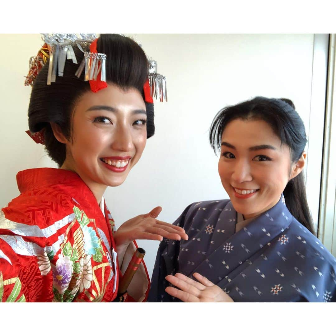 太田彩乃さんのインスタグラム写真 - (太田彩乃Instagram)「綾姫ダブルキャストのかおりん 。最終日にやっと2人ともお衣装を着た状態で写真が撮れました！（昼夜でダブルキャストだから毎日バッタバタだった。笑）  ダブルキャストっていろいろあると思う。けど、かおりんとはお互いを認めてそれぞれの綾姫を作り上げていけました！ 私には無いものたっくさん持ってるかおりん。いつも以上に自分の芝居を冷静に客観的に見ながら稽古出来たのはかおりんのおかげです。沢山助けてくれて本当にありがとう！！ 一旦、#サゼン振り返りpic は終わりますが、また載せていない写真見つけたらふら〜っと投稿しますっ！ . . #サゼン #サゼン幕 #時代劇 #演劇 #ダブルキャスト #橘香央里 #太田彩乃 #綾姫」2月29日 23時25分 - ayano.ohta