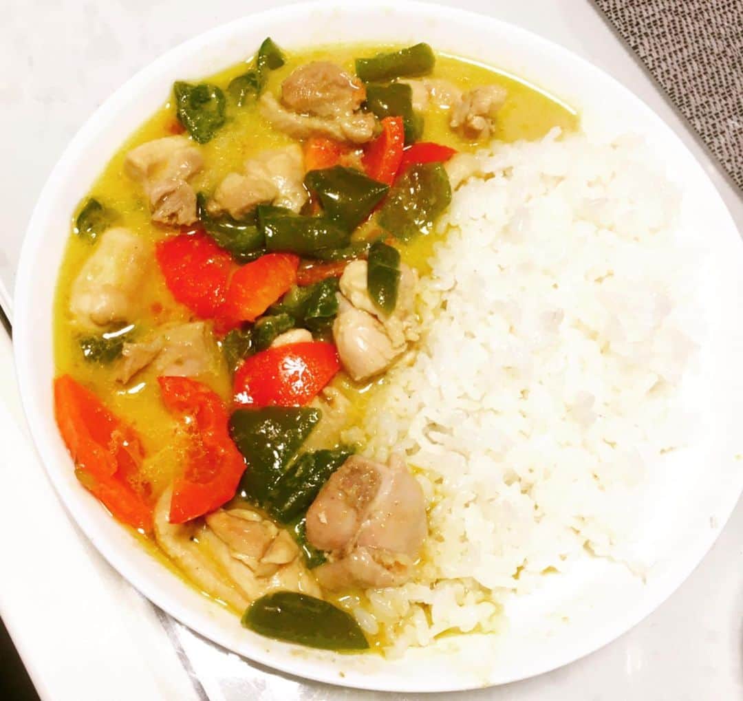 のインスタグラム：「◯グリーンカレー  田辺さんがオススメしてくれたカルディのグリーンカレーの素で作りました！  #ぼる塾  #料理  #婚活  #未来の旦那様へお先にいただきます  #グリーンカレー  #カルディ」