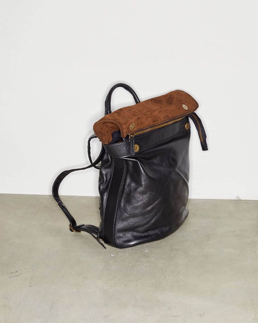 コレクションプリヴェさんのインスタグラム写真 - (コレクションプリヴェInstagram)「collection PRIVĒE? ACCESSORIES | bag and backpack in one - chocolate suede and soft black nappa! #fw2021 • • • • • #collectionprivee #accessories #style #fashionista #iconic #bag #backpack #suede #reversible #nappa #realleather #accessories #premiereclasse #paris #pfw #mfw #hpfrance #newcollection」2月29日 23時27分 - collectionpriveeofficial