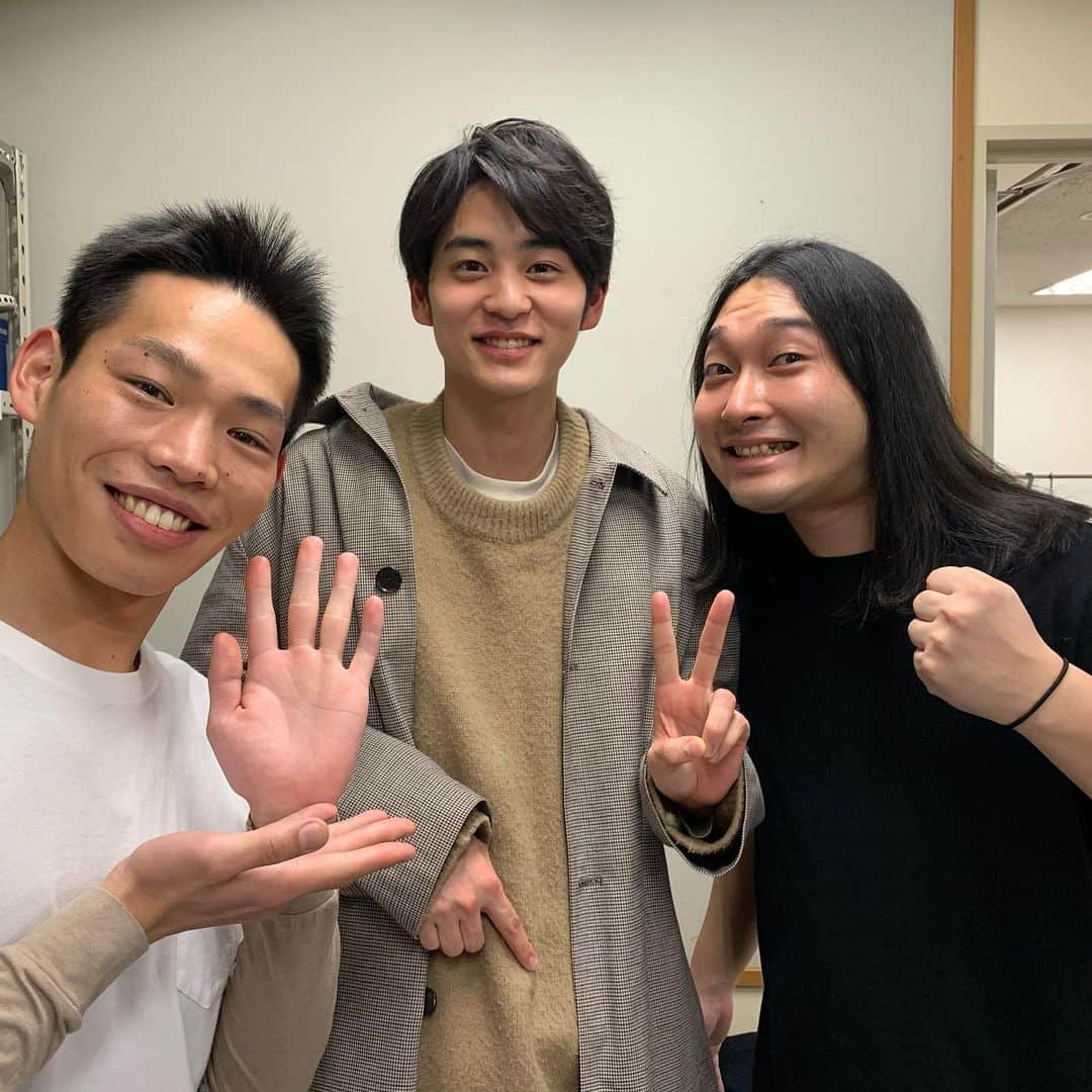 鈴木志遠のインスタグラム：「今日はある番組で#かが屋 さんと初収録でした。 かが屋さんのことがとても好きなので嬉しかったです！ ちなみに好きなネタは悩んだ挙句、「合唱」と「母親へのサプライズ」です。」