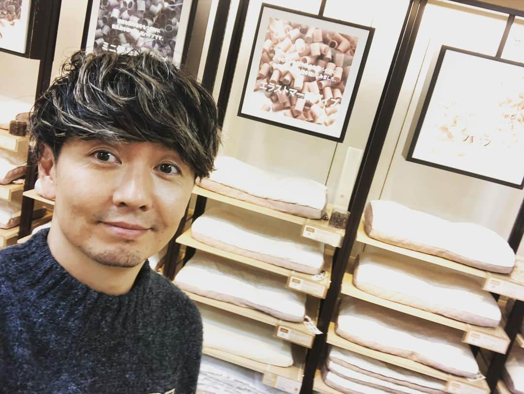 SHOCK EYEさんのインスタグラム写真 - (SHOCK EYEInstagram)「あ、そういえば次の会報誌の企画で枕を作りに行ってきたよー^_^ ベッキーちゃんに以前ラジオで教えてもらったオススメのお店✨ 素材から高さからオーダーメイドで作るんだけど、 めちゃくちゃ寝心地のいい枕ができたよー😄 感謝ー🙏 人生の3分の1は寝てる僕ら、睡眠はとても大事だからね👍 記事お楽しみに〜。 #湘南乃風 #会報誌 #ファンクラブ #風乃軍団 #枕 #西川ふとん #ねむりの相談所 #日本橋」2月29日 23時51分 - shockeye_official