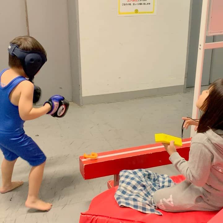 のインスタグラム：「よくわかりませんが💦試合ごっこらしい😁 I don't understand this situation, but it's like a fight😁 #baby #mygirl #こゆるやま #7月生まれ #5歳 #myboy #myson #かいるまる #3歳 #4月生まれ #仲良し #mma #likeafight」