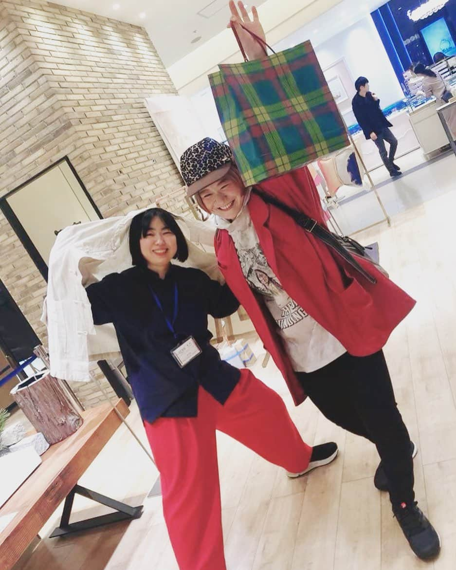 和田美枝さんのインスタグラム写真 - (和田美枝Instagram)「一瞬行って良いモノgetん👚👖 #ヂェンさん色な服は #春の衣装に #赤いレザージャケット #赤いパンツ #赤を取り入れる2人 #ISETANの紙袋に #テンション上がる⤴︎」2月29日 23時55分 - miewada