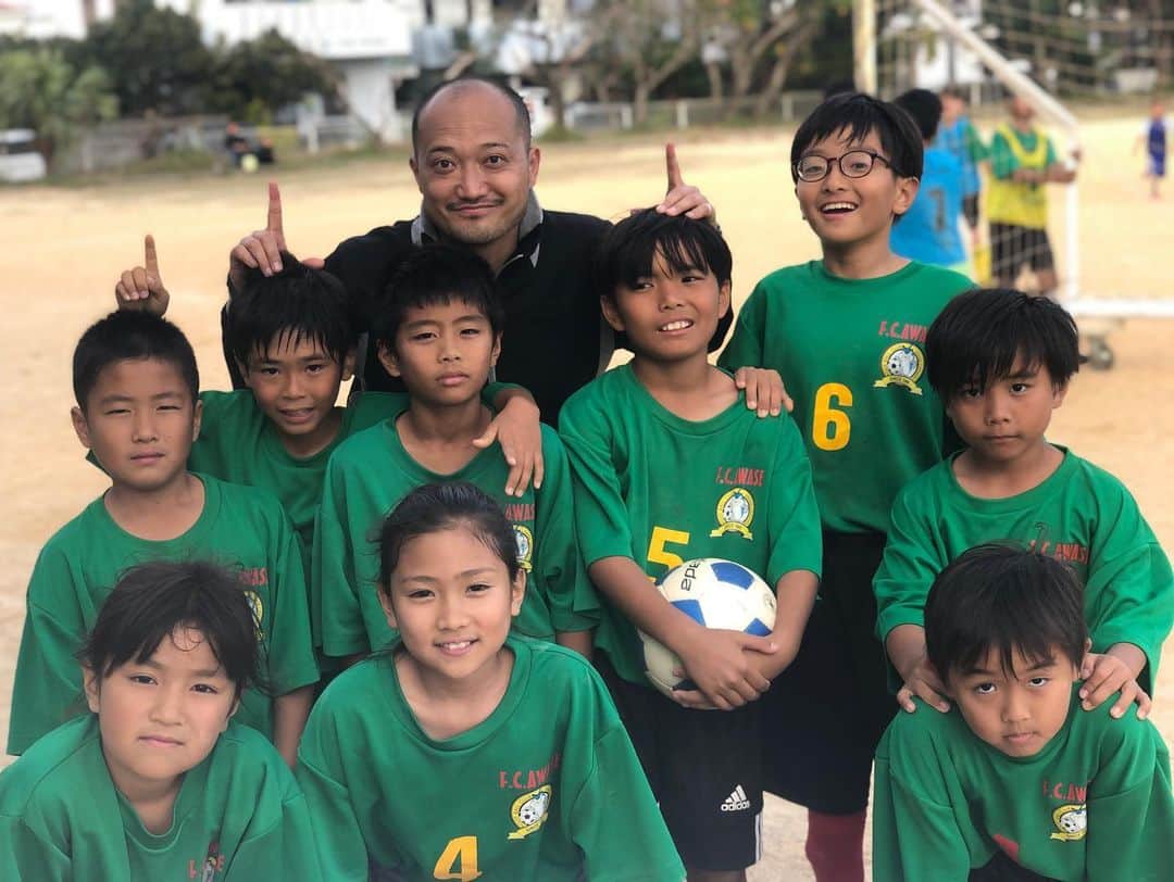 石原孝尚さんのインスタグラム写真 - (石原孝尚Instagram)「ひまわりの後に  沖縄の少年サッカーチームに行ってきました⚽️ コロナの影響で、子どもたちは、明日から学校のグランドが使えなくなるので、しばらくみんなでサッカーが出来なくなってしまいます。  コロナが落ち着いて、早く子どもたちがまたサッカーを楽しんでほしいです。  子どもたちの笑顔から たくさん元気をもらいました😊  みんなありがとう😉  #サッカー  #沖縄  #笑顔  #happy」2月29日 23時57分 - taka_ishihara