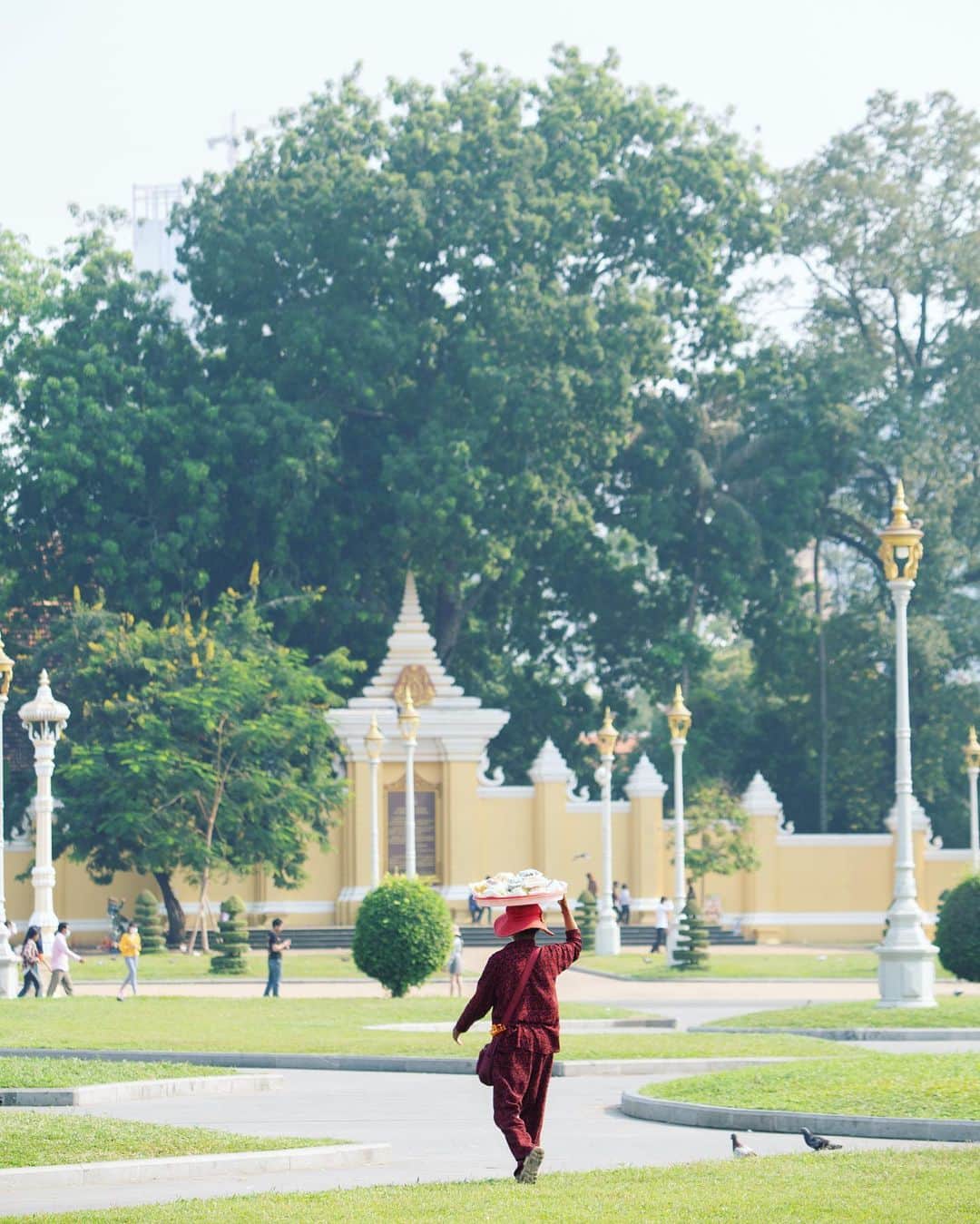 Shunsuke Miyatakeのインスタグラム：「A woman wandering to sell at a Royal Palace Park said she has to sell for living no matter if Corona Virus is spreading or not spreading in Cambodia.」