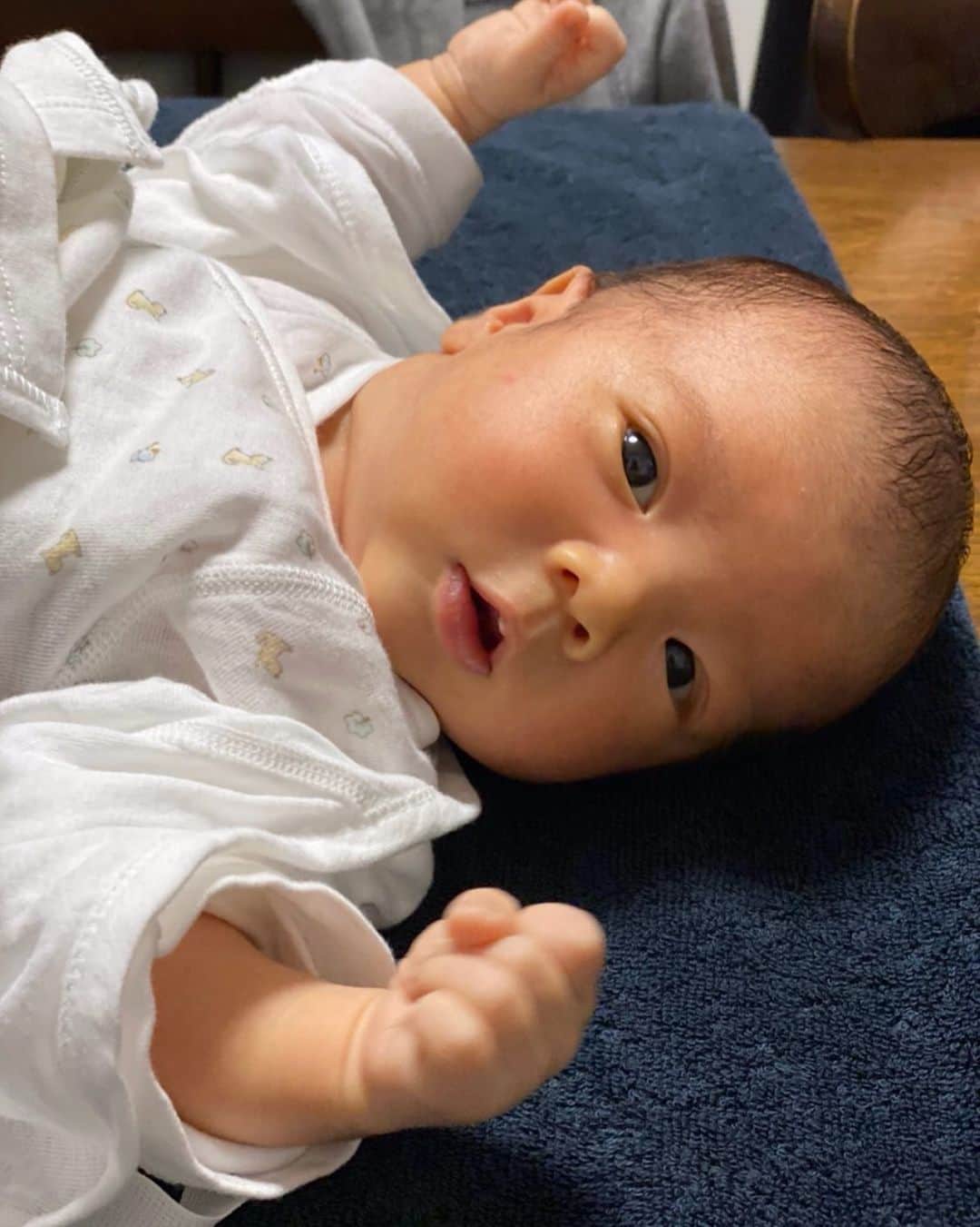赤谷奈緒子のインスタグラム：「あっという間に1ヶ月検診も過ぎ…色々とばたばたしてましたが💦少し落ち着き、実家から東京にやっと帰って来ました💕 . . 👶はすくすくと成長してくれて、 すでにビッグBabyです🙃🙂 . . #ただいま #ぱぱに久しぶりに会えて👶も嬉しいね😌 #実家では家族にたくさん支えてもらって #感謝しかない😨 #ありがとう #Baby #生後1ヶ月 #里帰り #助かり過ぎたな😢 #いつかのお風呂上がり😊」