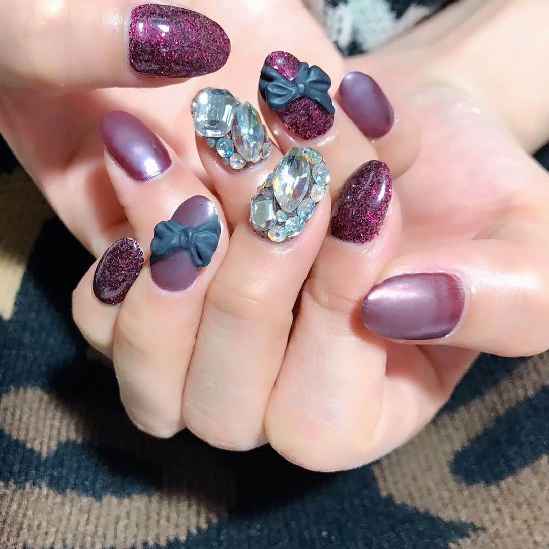 なかやまちえこのインスタグラム：「#darkrednails と #ribbon ✨ @pregelofficial いちじく906.MUSE S129 @prexyofficial グリッターDark Matter.ストーン MagicPowder 6 Ice Blue #nail #nails #nailart #ネイル #美甲 #ネイルアート  #japanesenailart #manucure #japanesenails #manicurist #gelnails #أظافر #네일아트 #미용 #vẽmóng #ngườiđẹp  #เพ้นท์เล็บ #искусствоногтя #artedeuñas #เพ้นท์เล็บเจล #ジェルネイルデザイン #ネイルデザイン #senikuku #nagelkunst #aldious #marina さん」